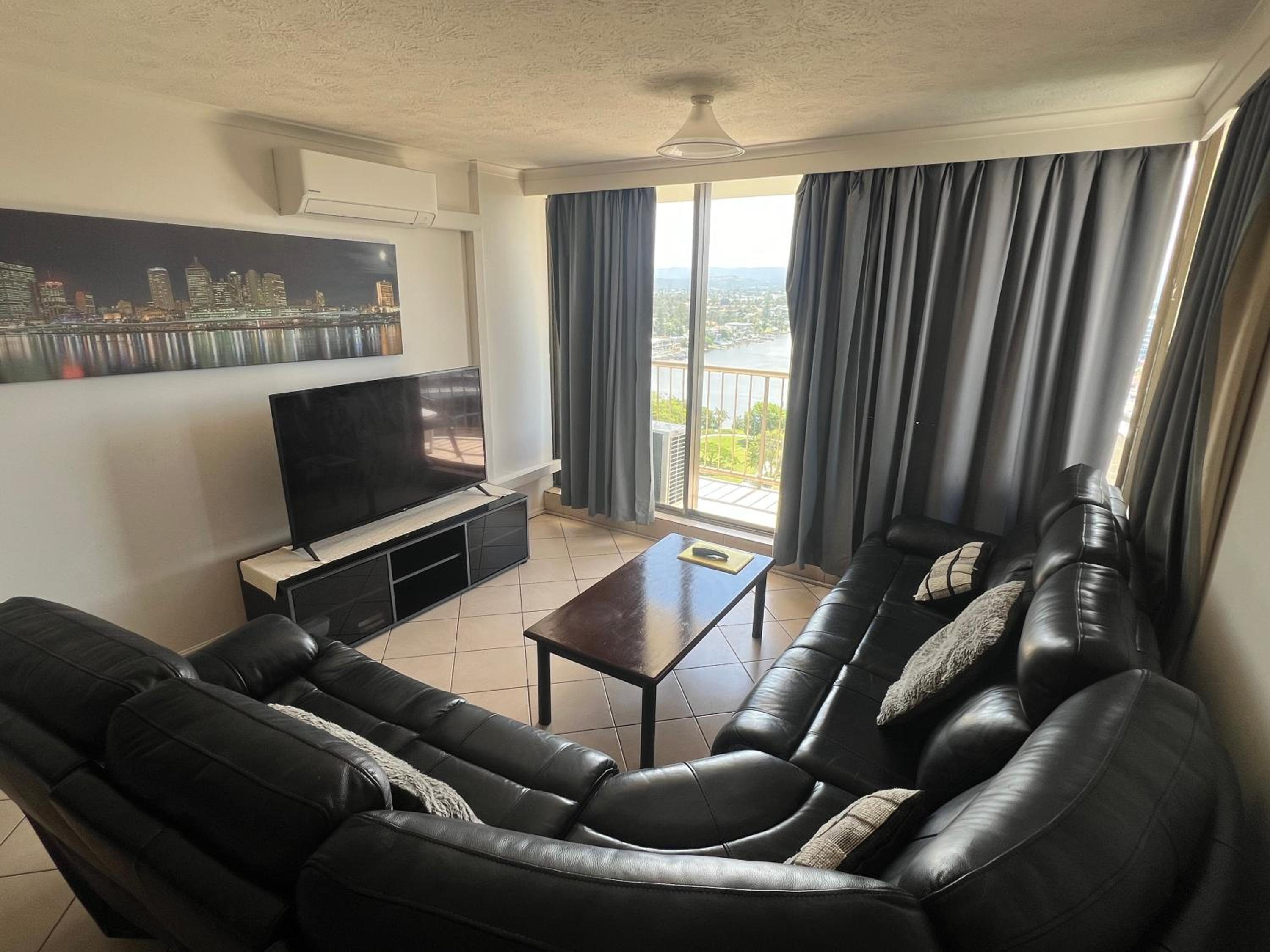Upper-Level Three-Bedroom Apartment with River View - Weekly Service  - Photo 4