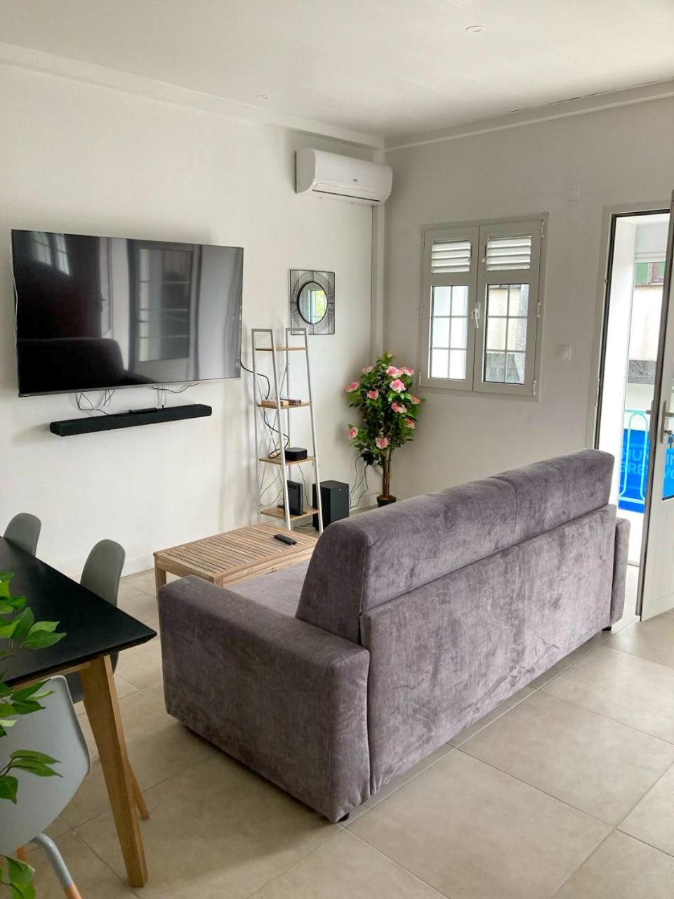 Deluxe One-Bedroom Apartment with City View photo 3