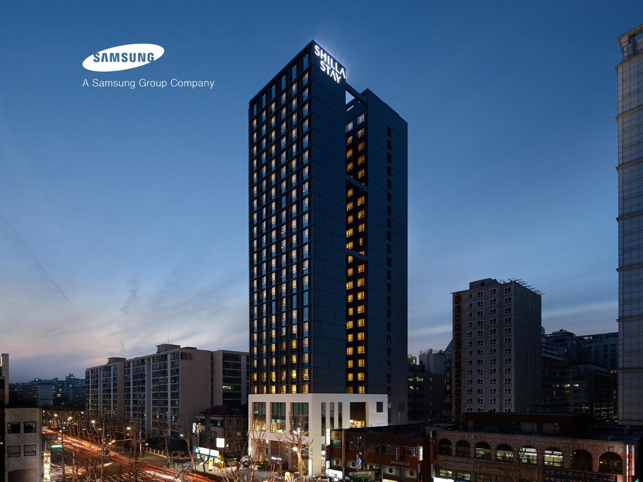 [Spicy Happiness In Shilla Stay] Standard Double Room with Shin Ramyun Variety Gift Box (6-Pack & Chopsticks)