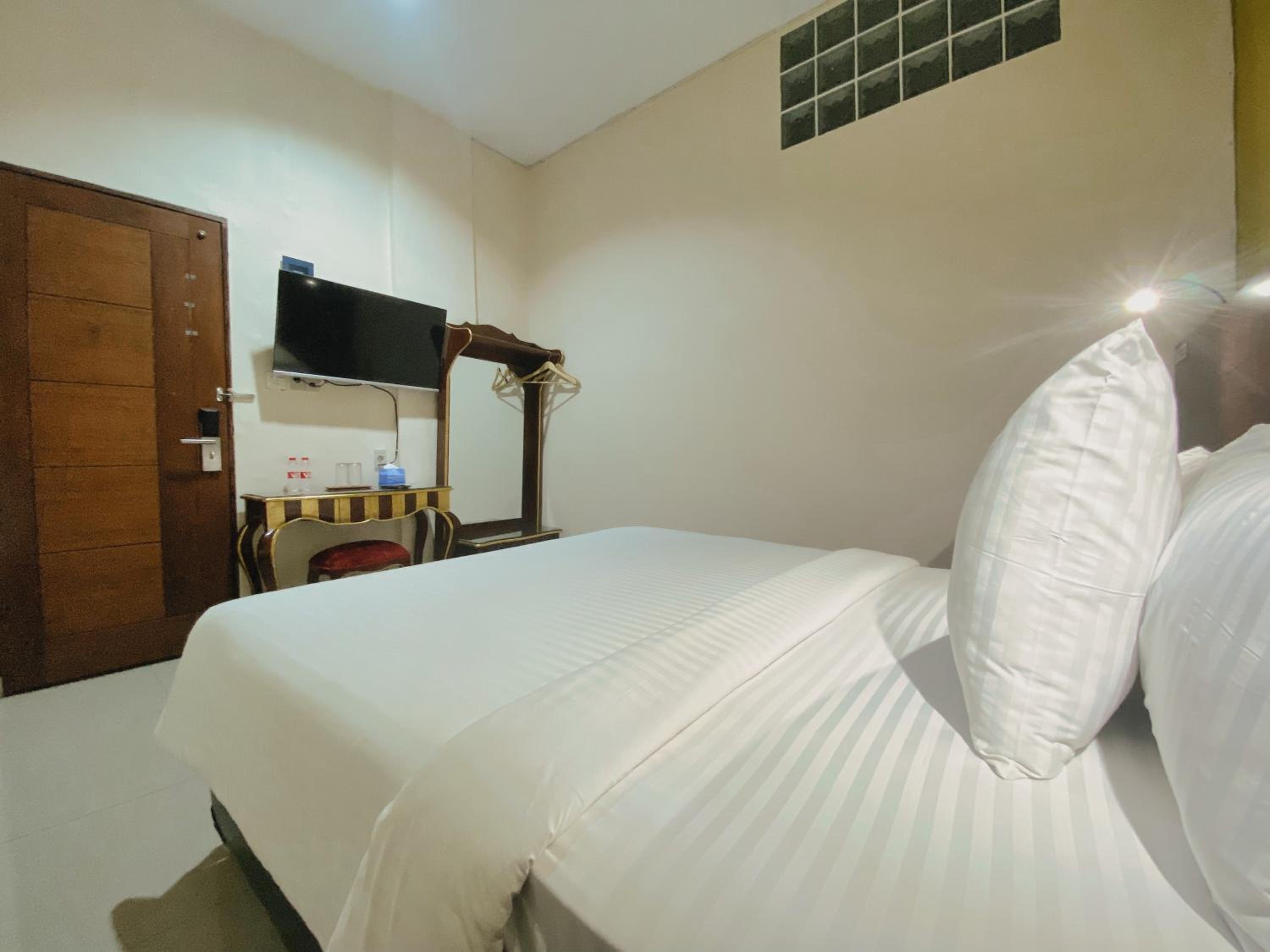 Deluxe Room - Photo 11