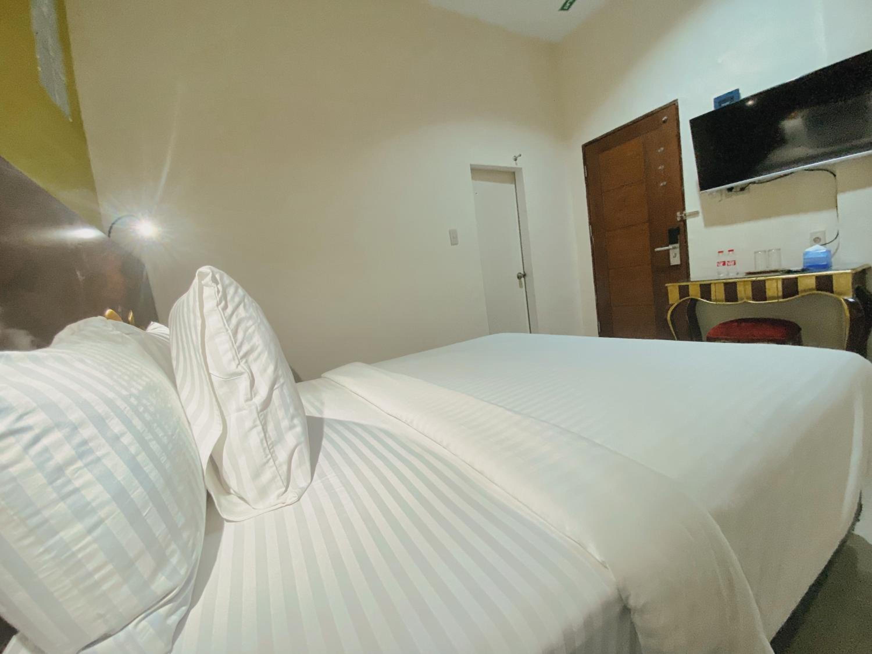 Deluxe Room - Photo 12