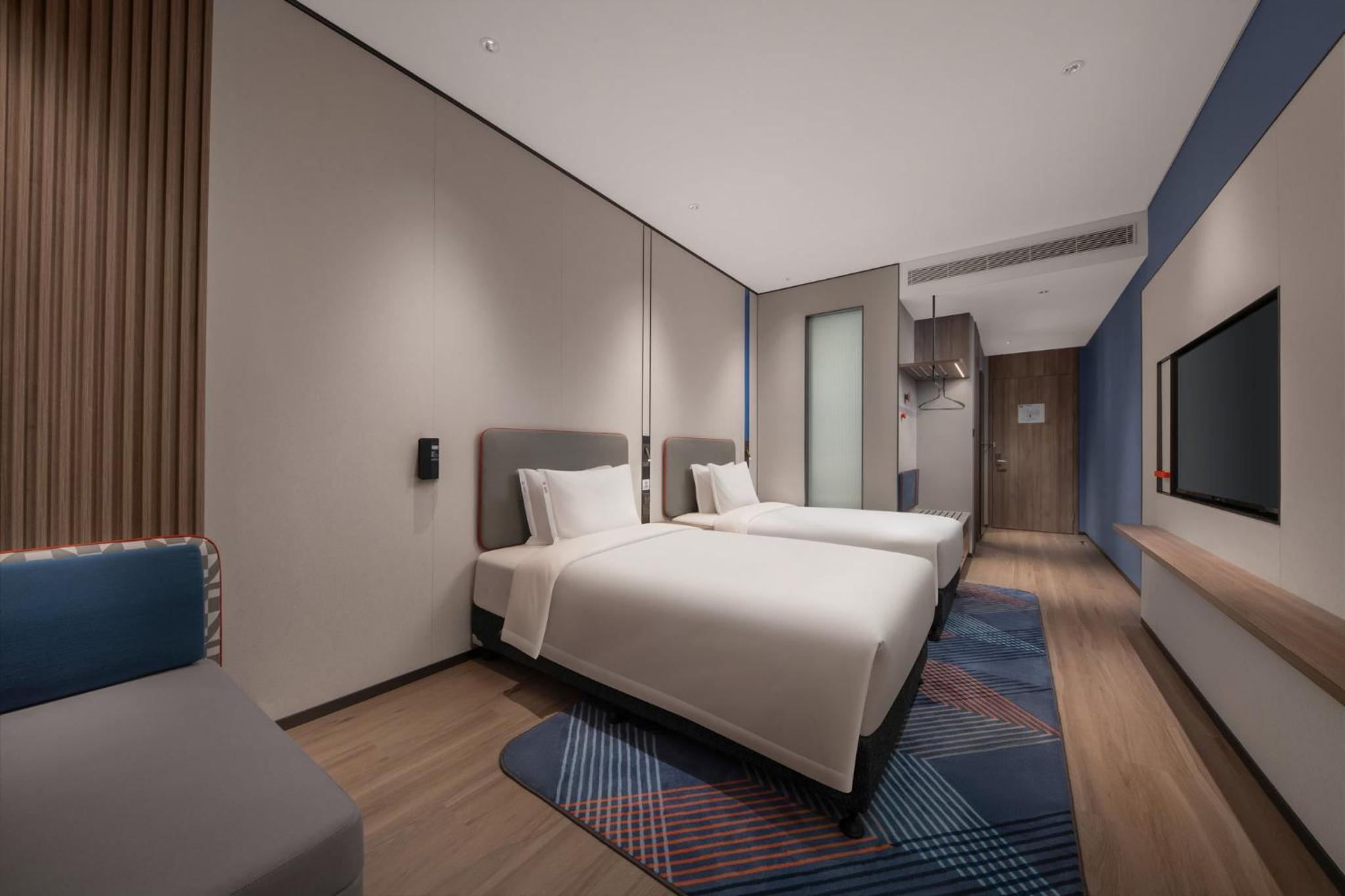 Standard Room thumbnail 5