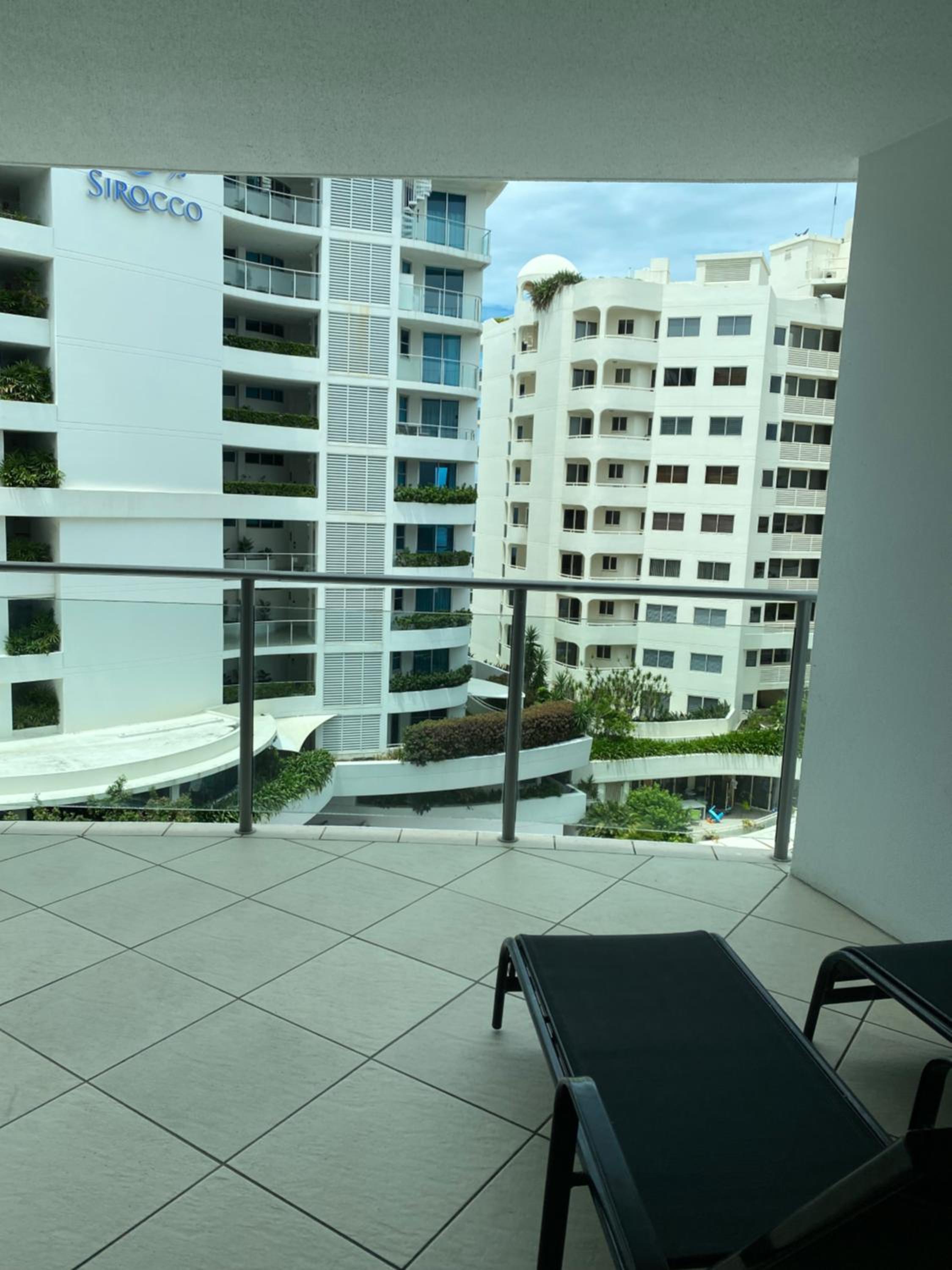 带水疗浴缸的一居室公寓