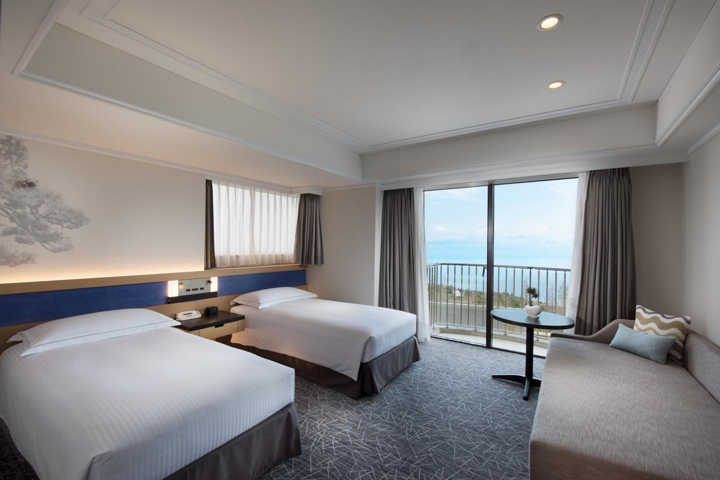 Hilton Corner Twin Room - Photo 9
