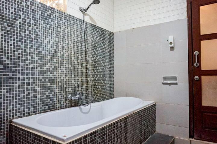 Family Room with Private Bathroom photo 3
