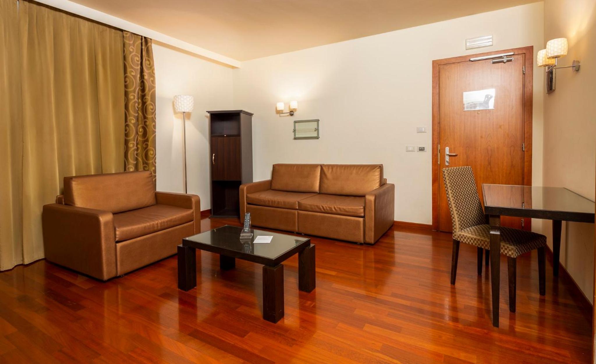One-Bedroom Suite with Two Double Beds - Photo 7