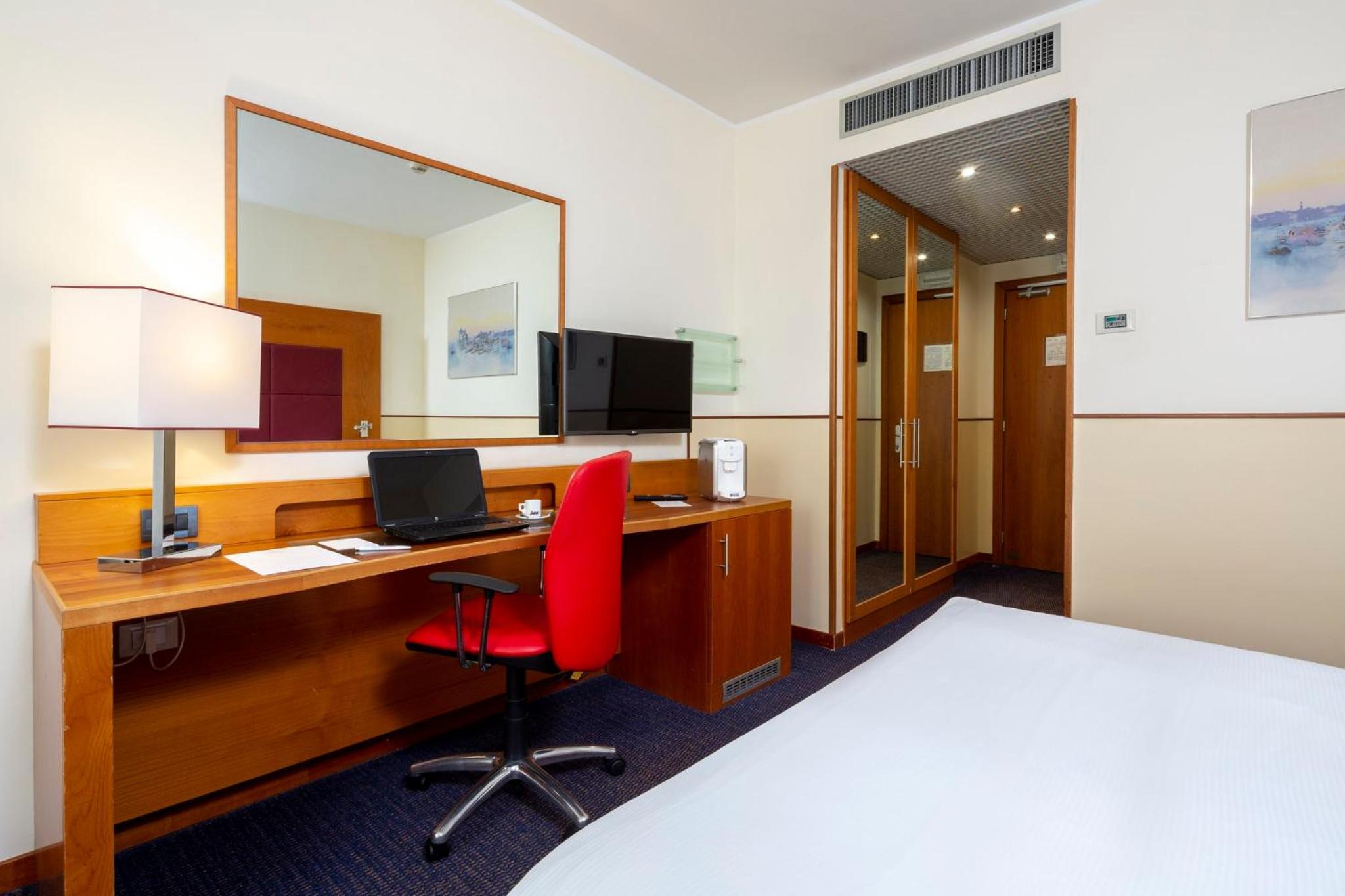 Standard King Room - Photo 8