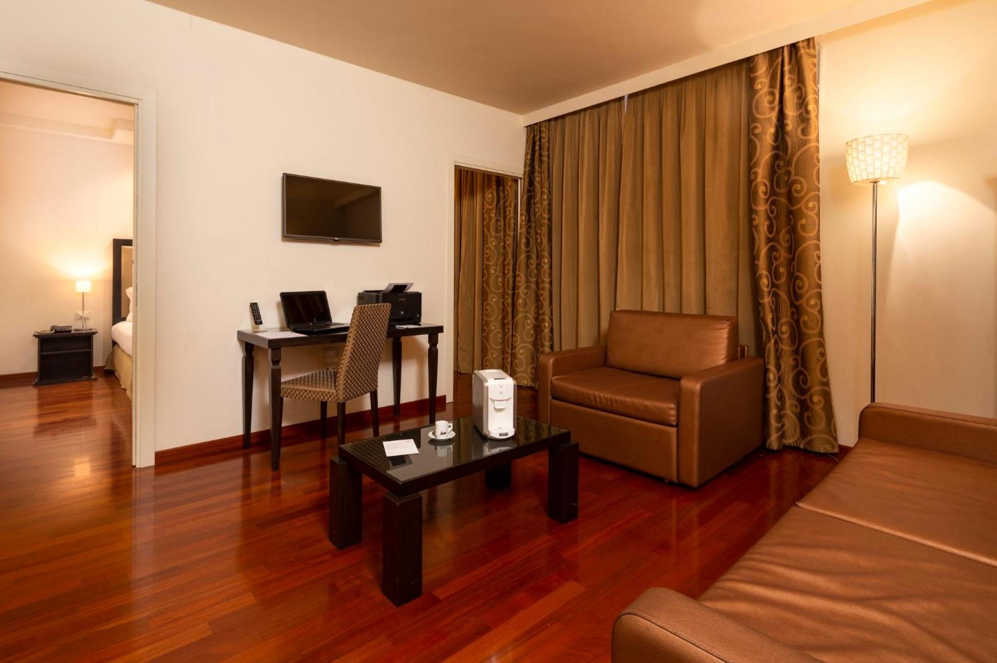One-Bedroom Suite with Two Double Beds - Photo 4