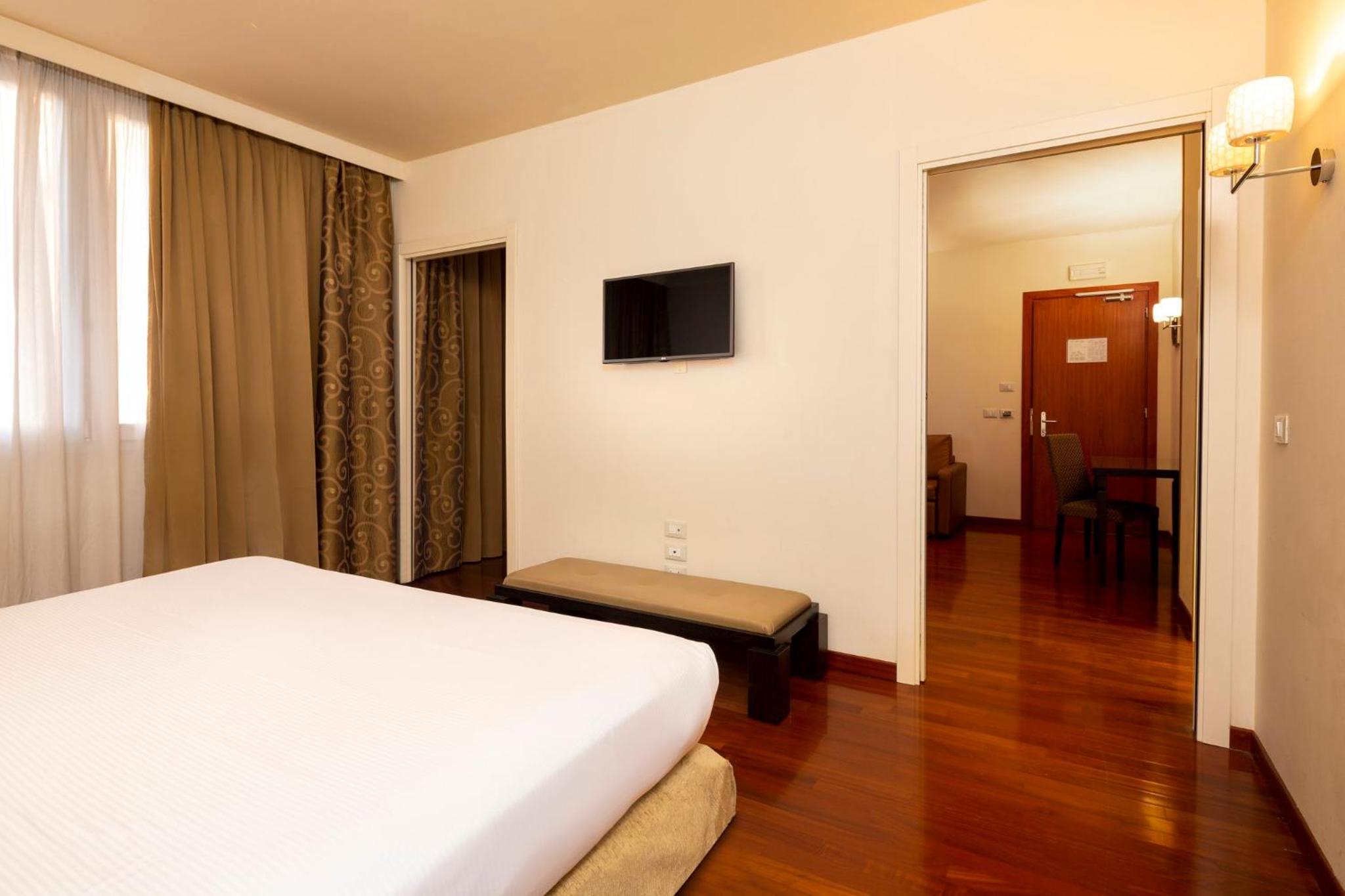 One-Bedroom Suite with Two Double Beds - Photo 2