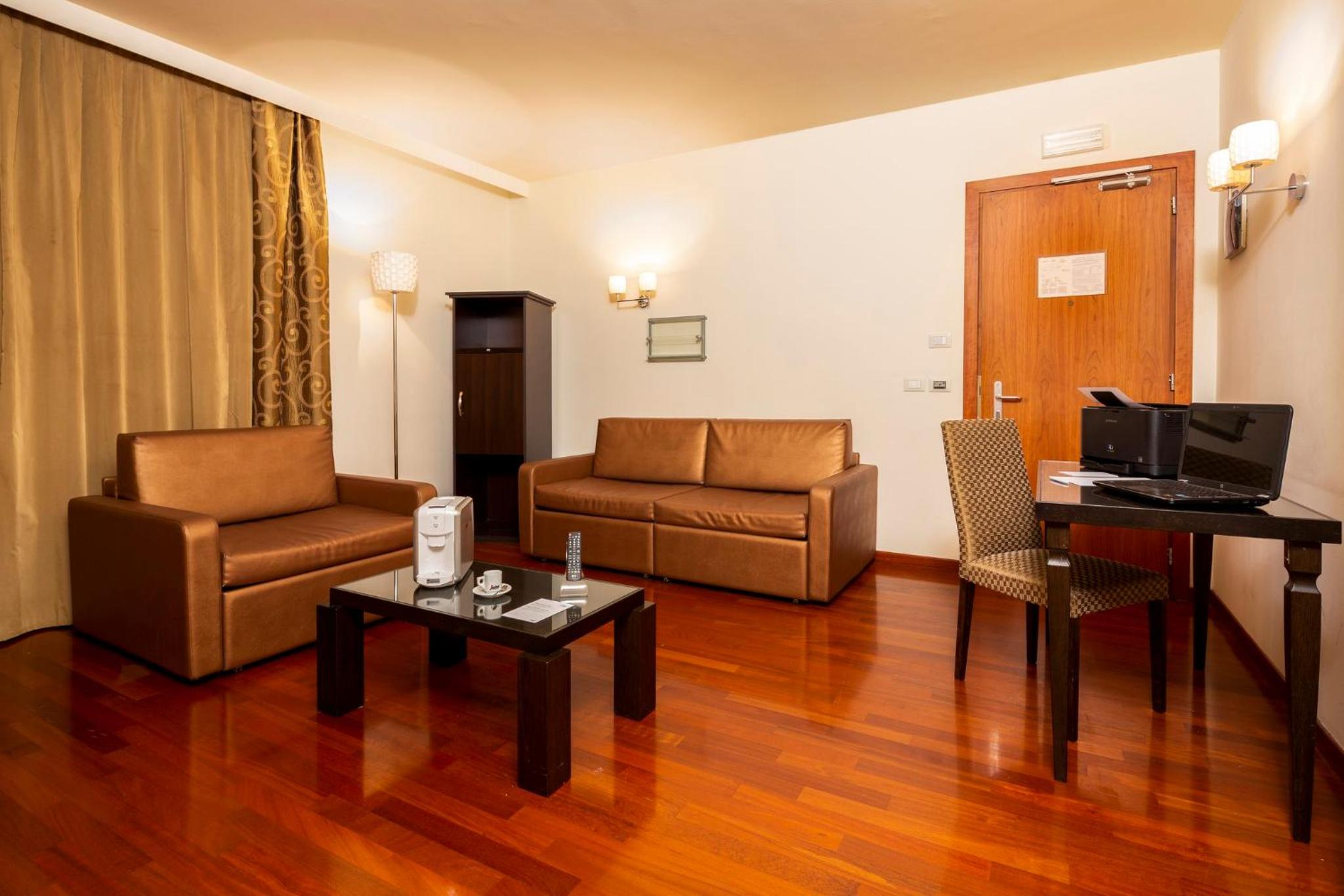 One-Bedroom Suite with Two Double Beds - Photo 5