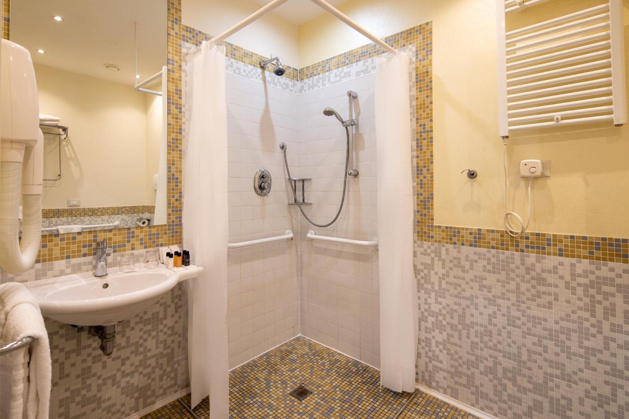 Standard Double Room - Disability Access - Photo 8
