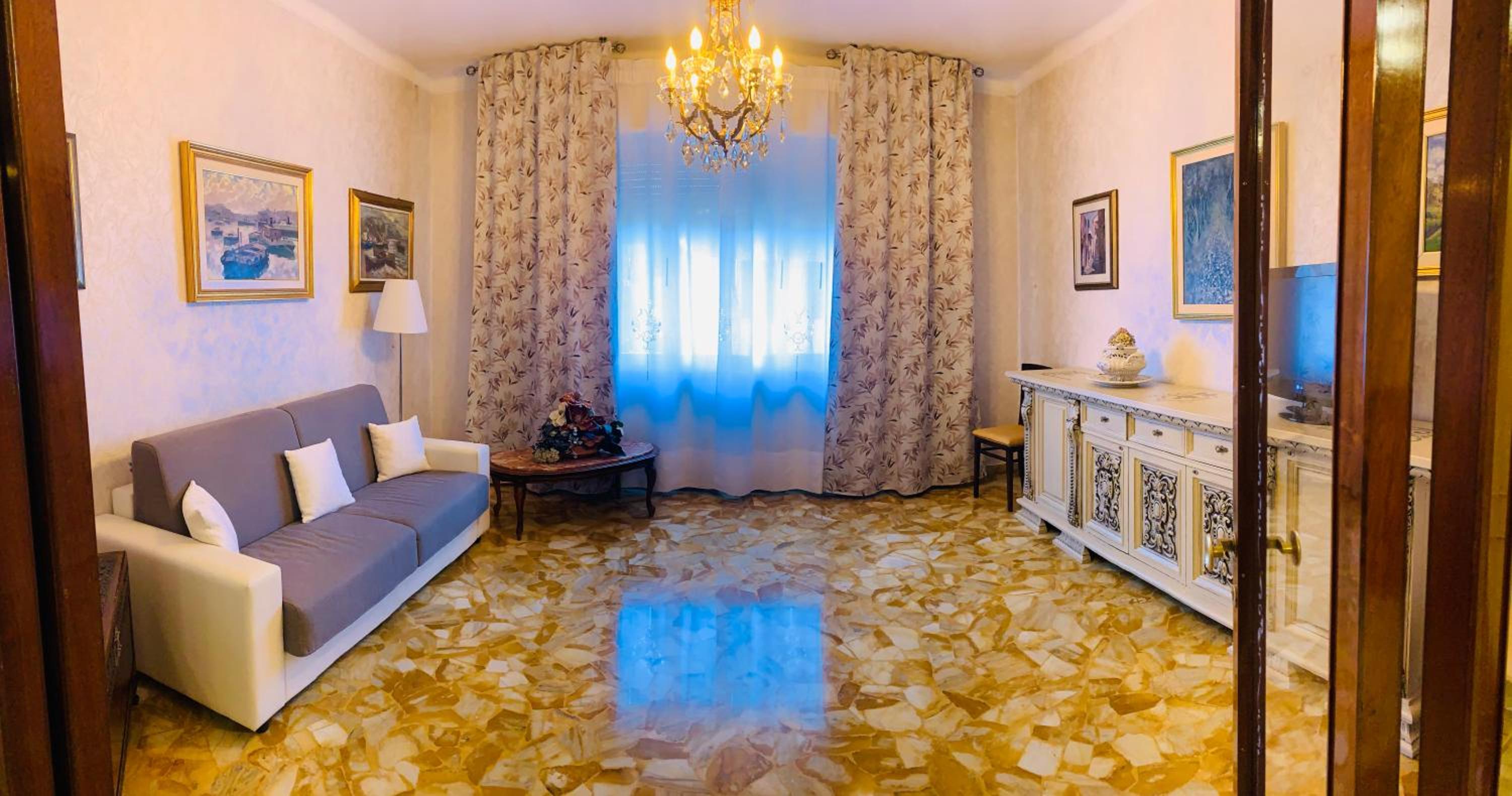 Three-Bedroom Premium Apartment with Balcony - Photo 3