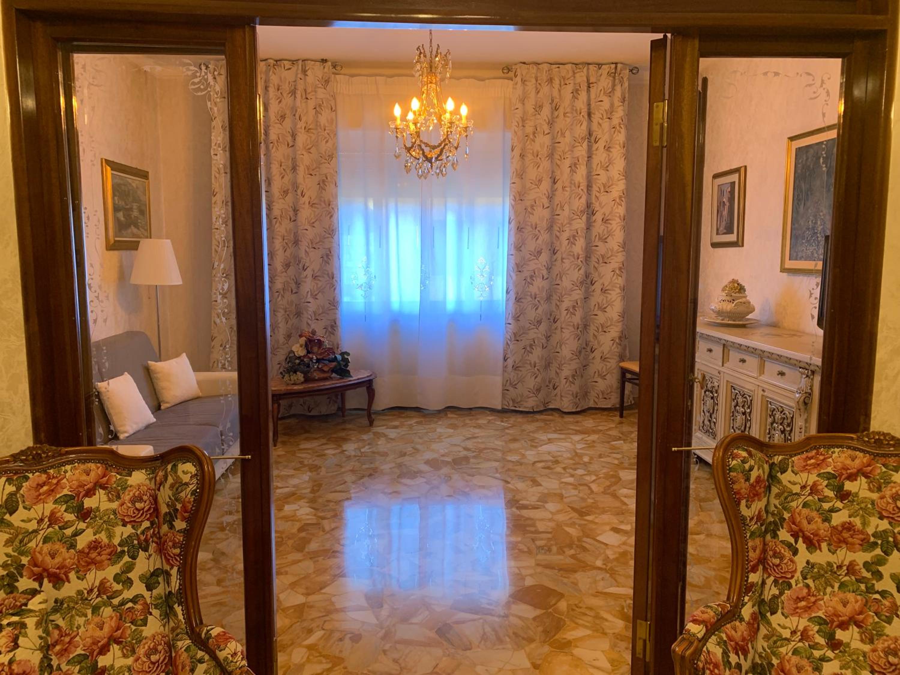 Three-Bedroom Premium Apartment with Balcony - Photo 1