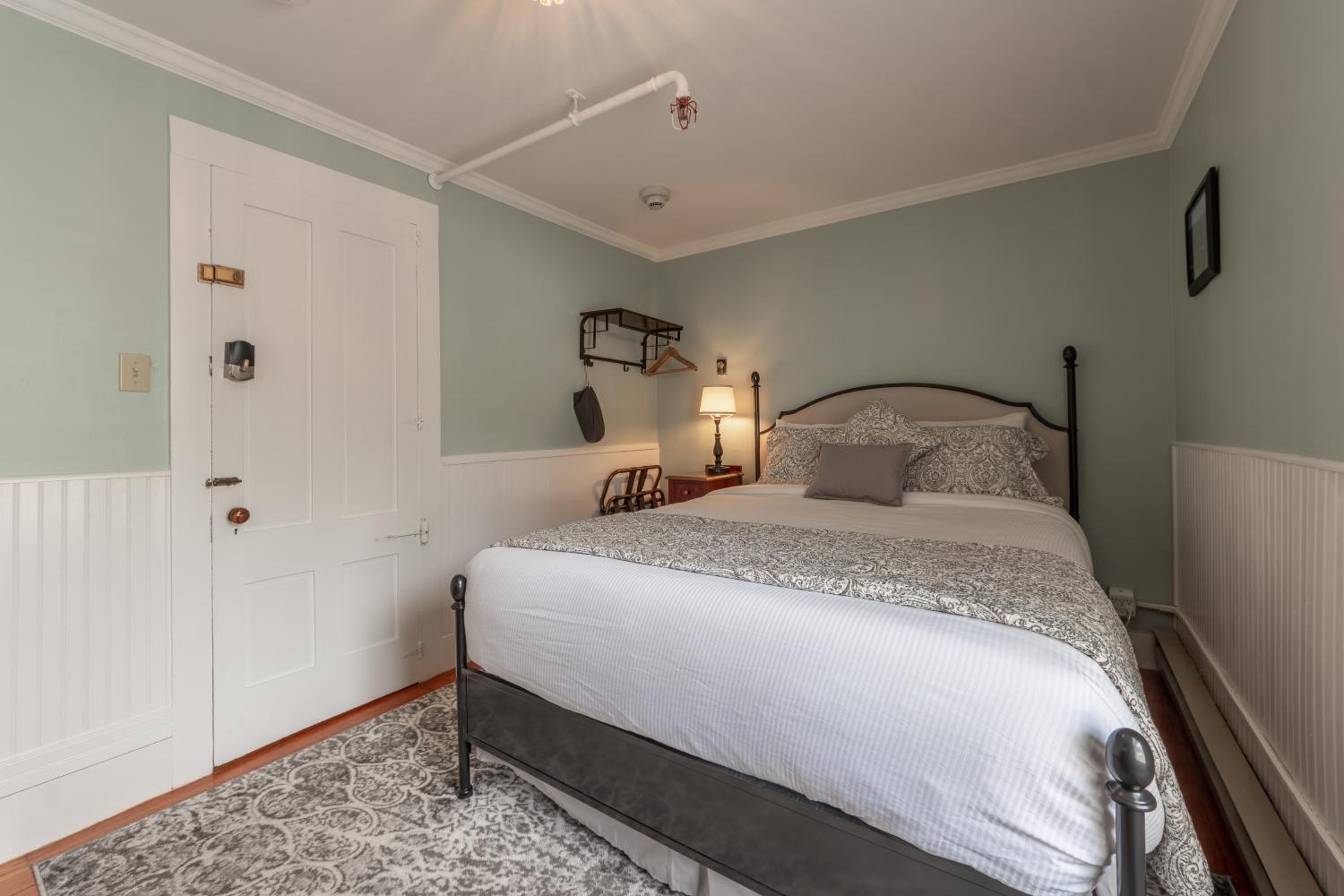 Queen Room photo 2