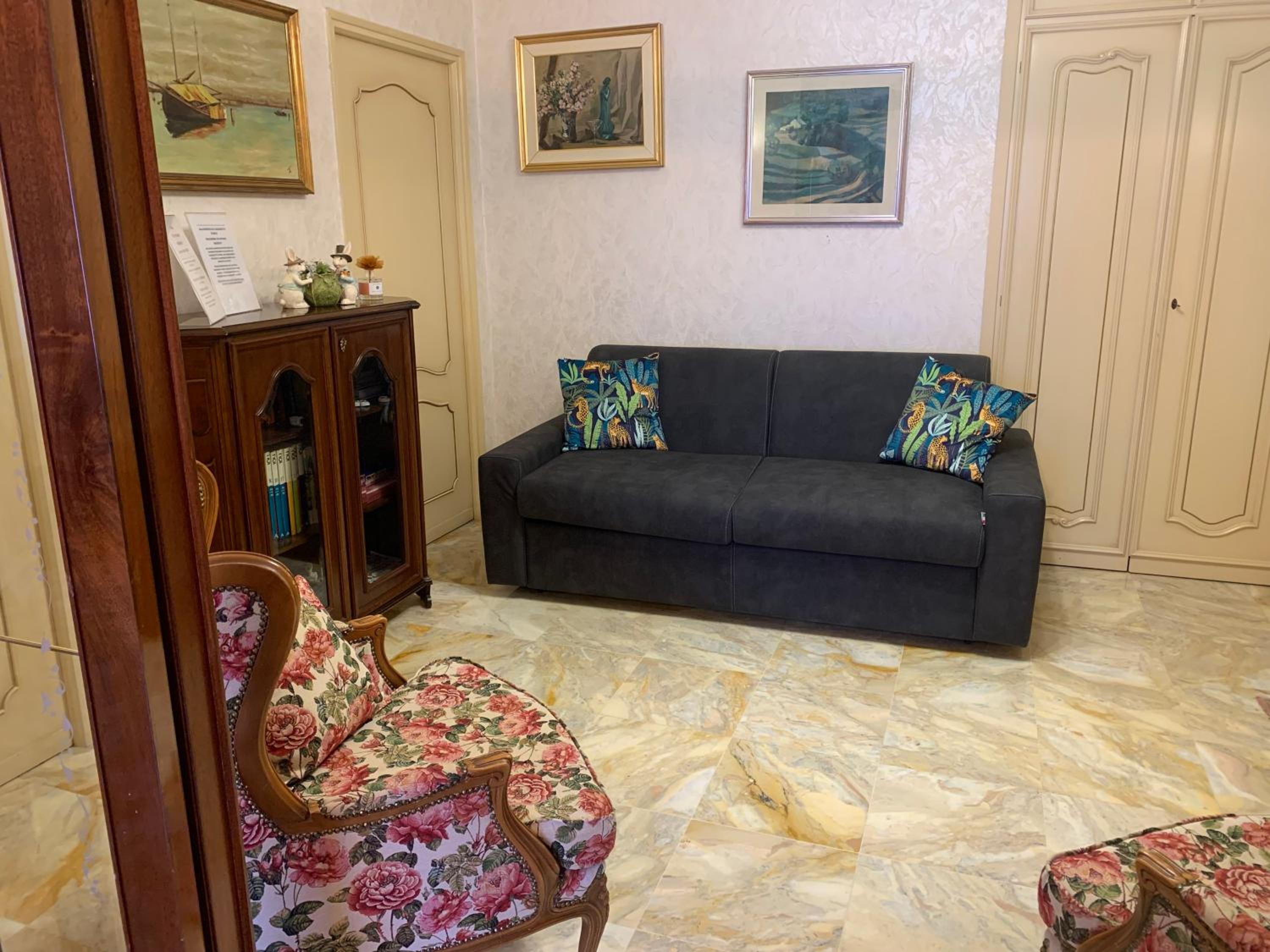 Three-Bedroom Premium Apartment with Balcony - Photo 8