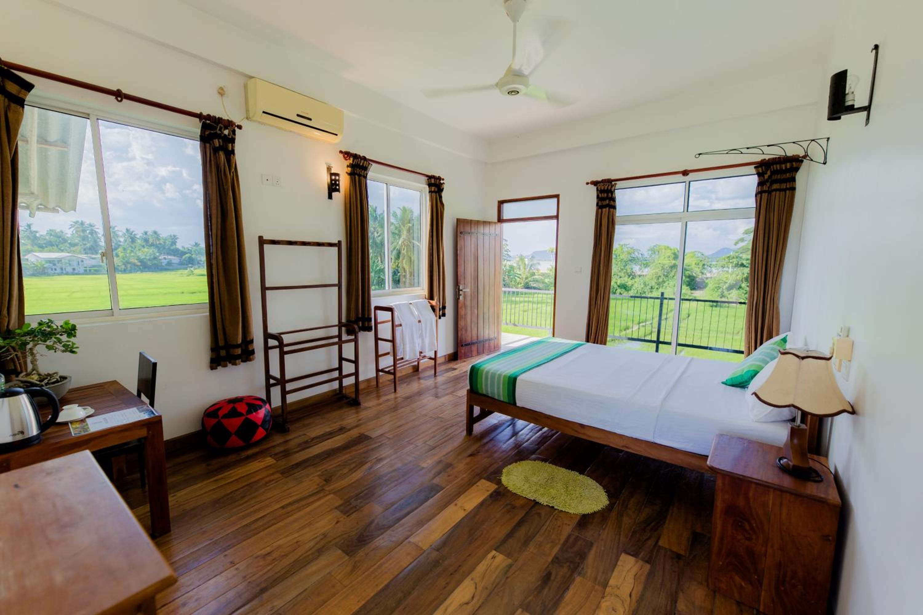 Double Room with Lake View - Photo 3