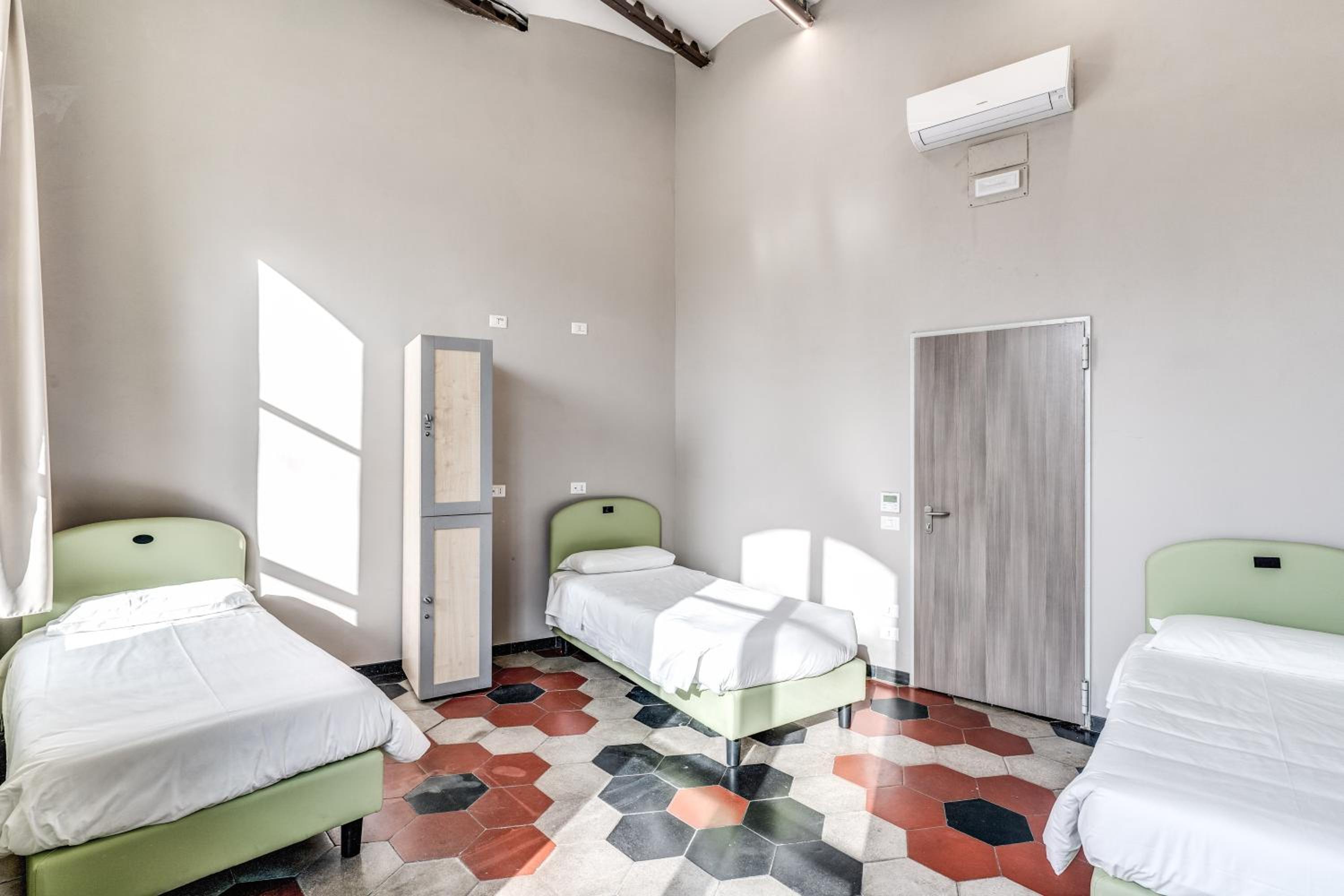 Basic Triple Room with Shared Bathroom photo 2