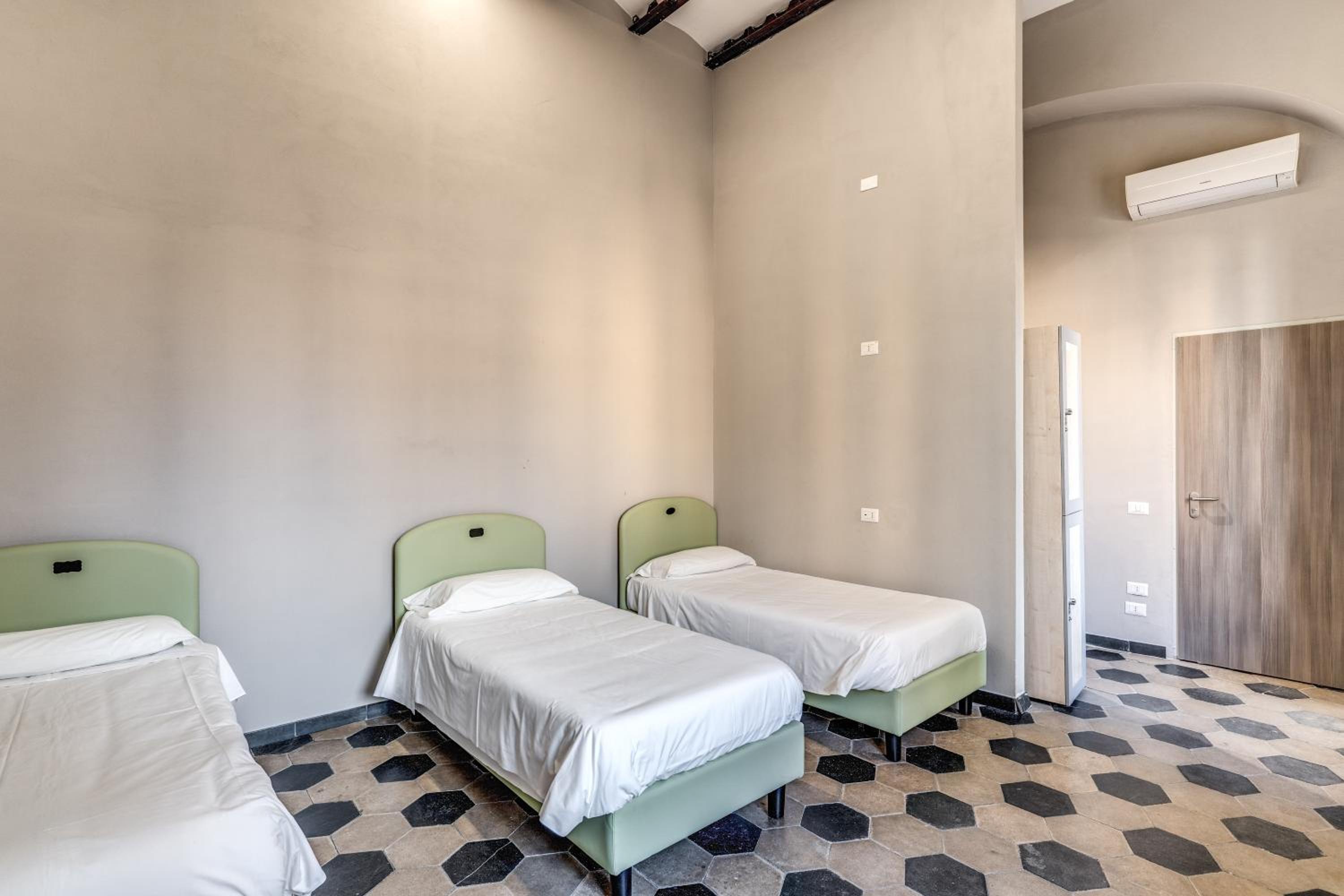 Bed in 4-Bed Male Dormitory Room photo 1