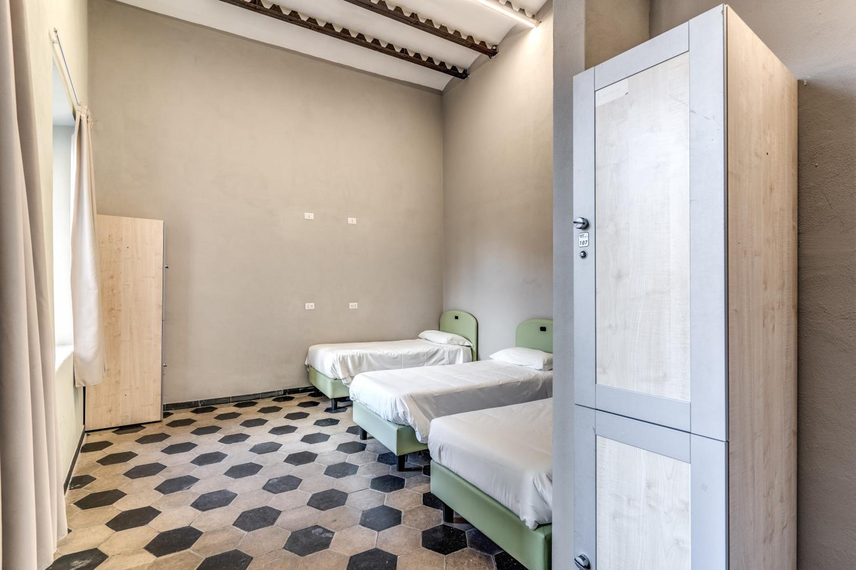 Basic Triple Room with Shared Bathroom photo 3
