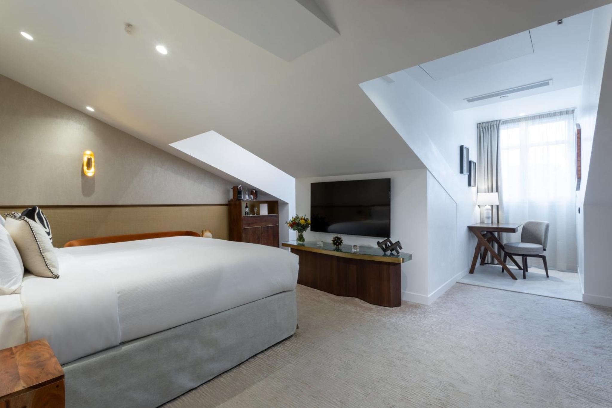 Junior King Suite with Eiffel Tower View thumbnail 5