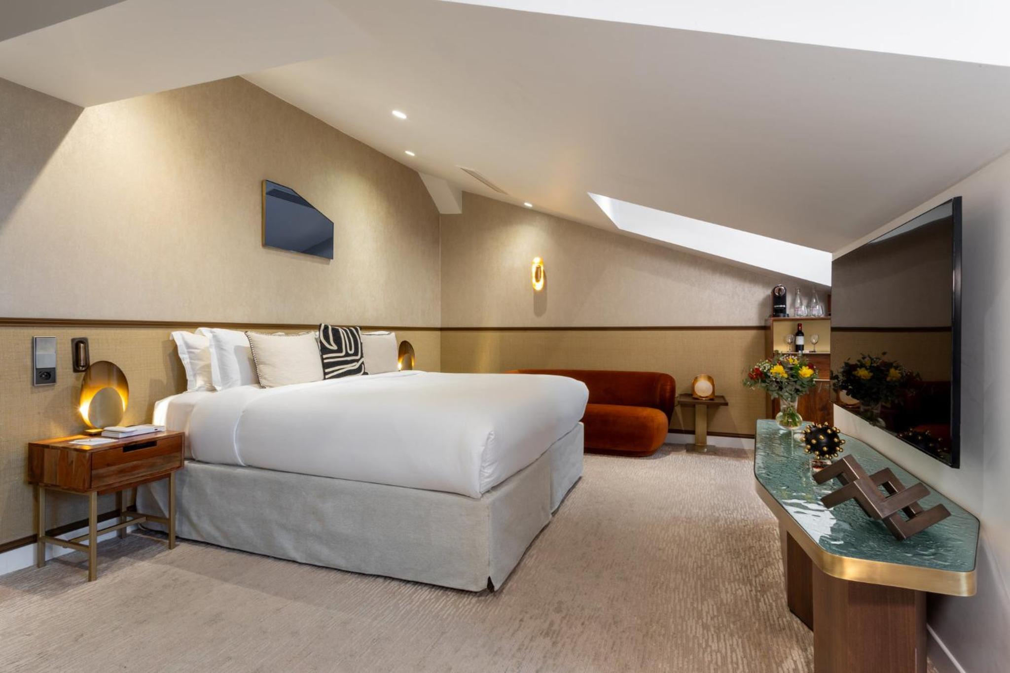 Junior King Suite with Eiffel Tower View