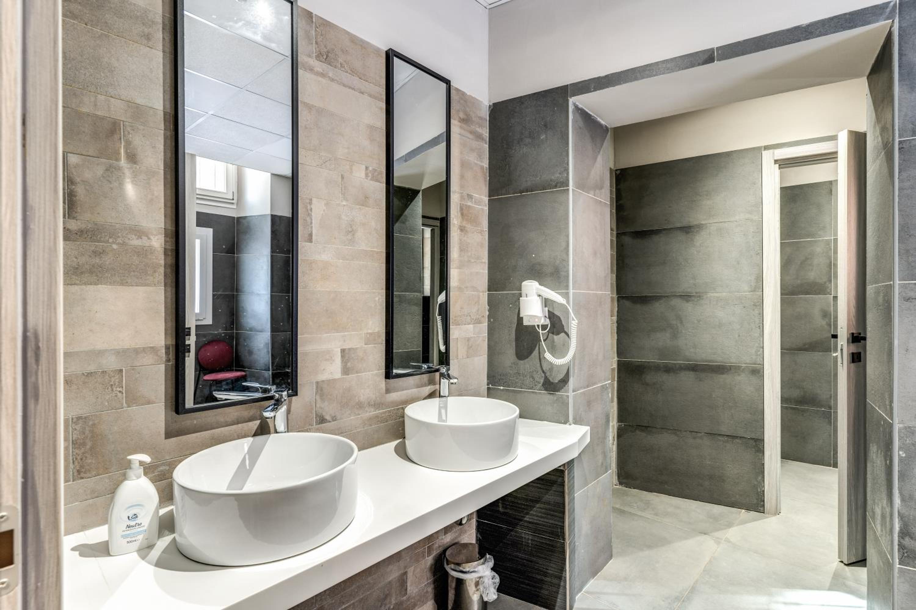 Quadruple Room with Shared Bathroom photo 2