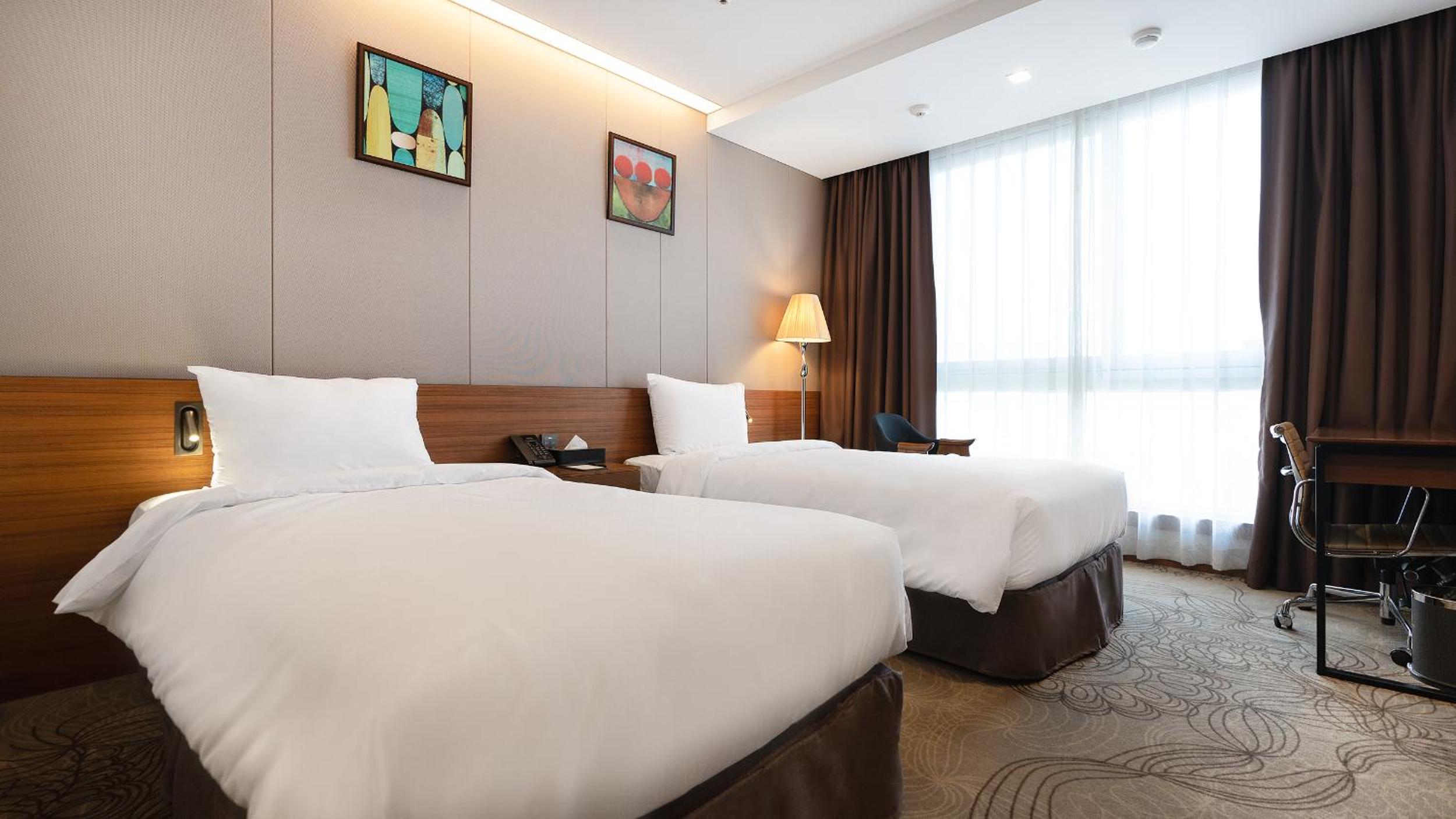 Standard Twin Room - Photo 3