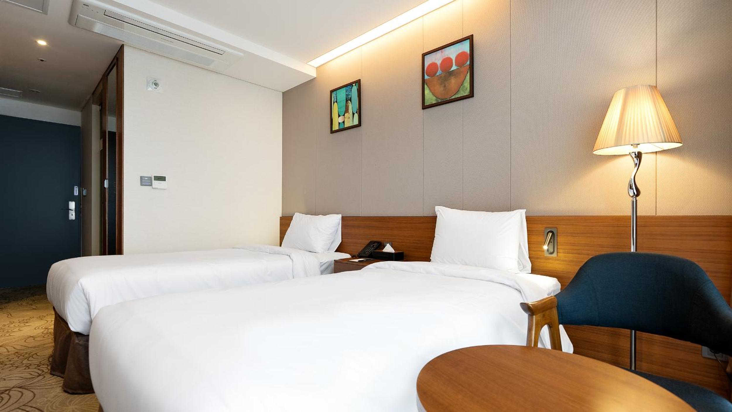 Standard Twin Room - Photo 1