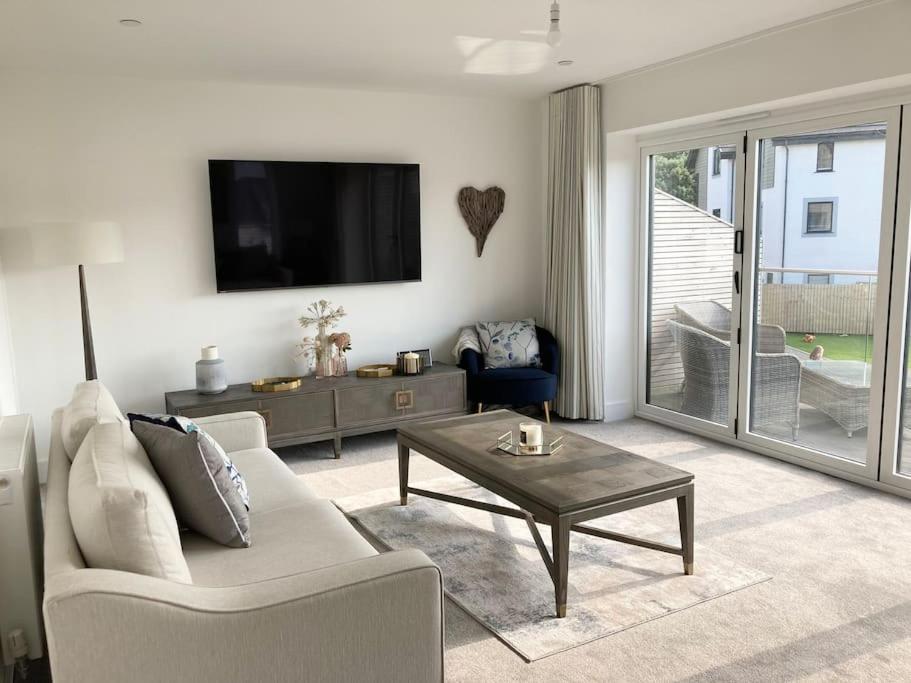 Three-Bedroom House photo 2
