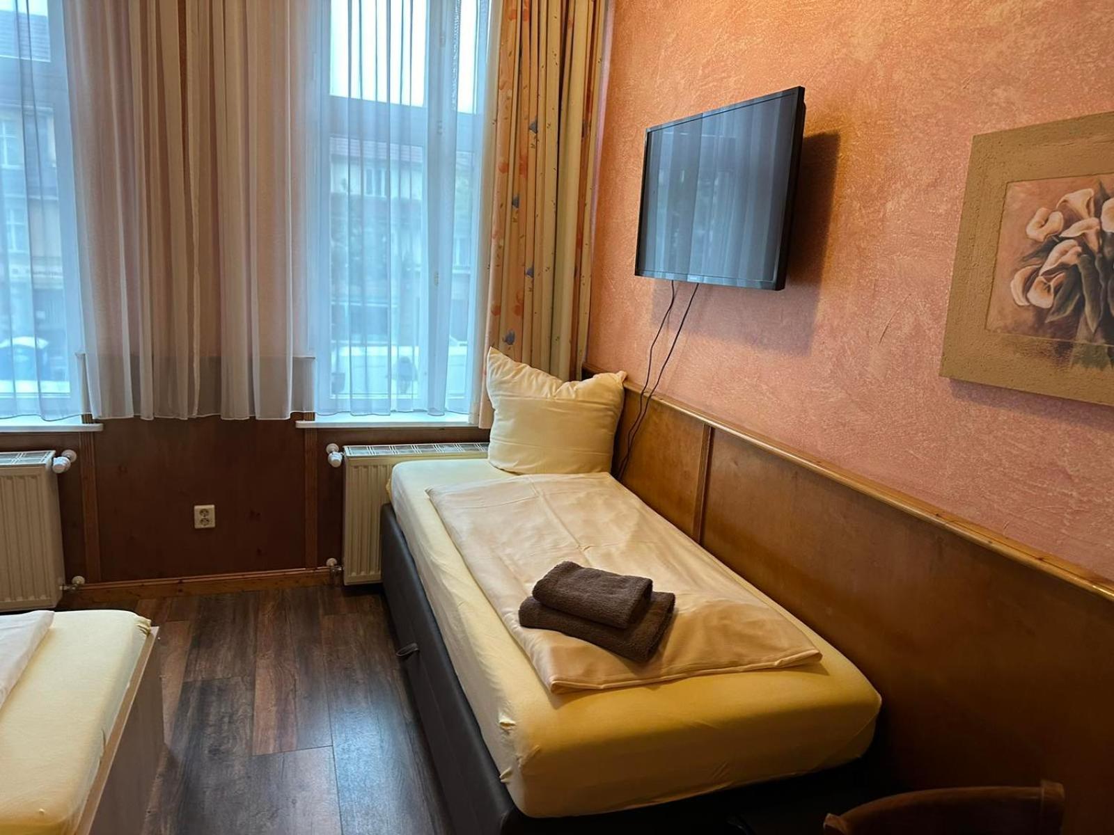 Triple Room with Bathroom photo 2