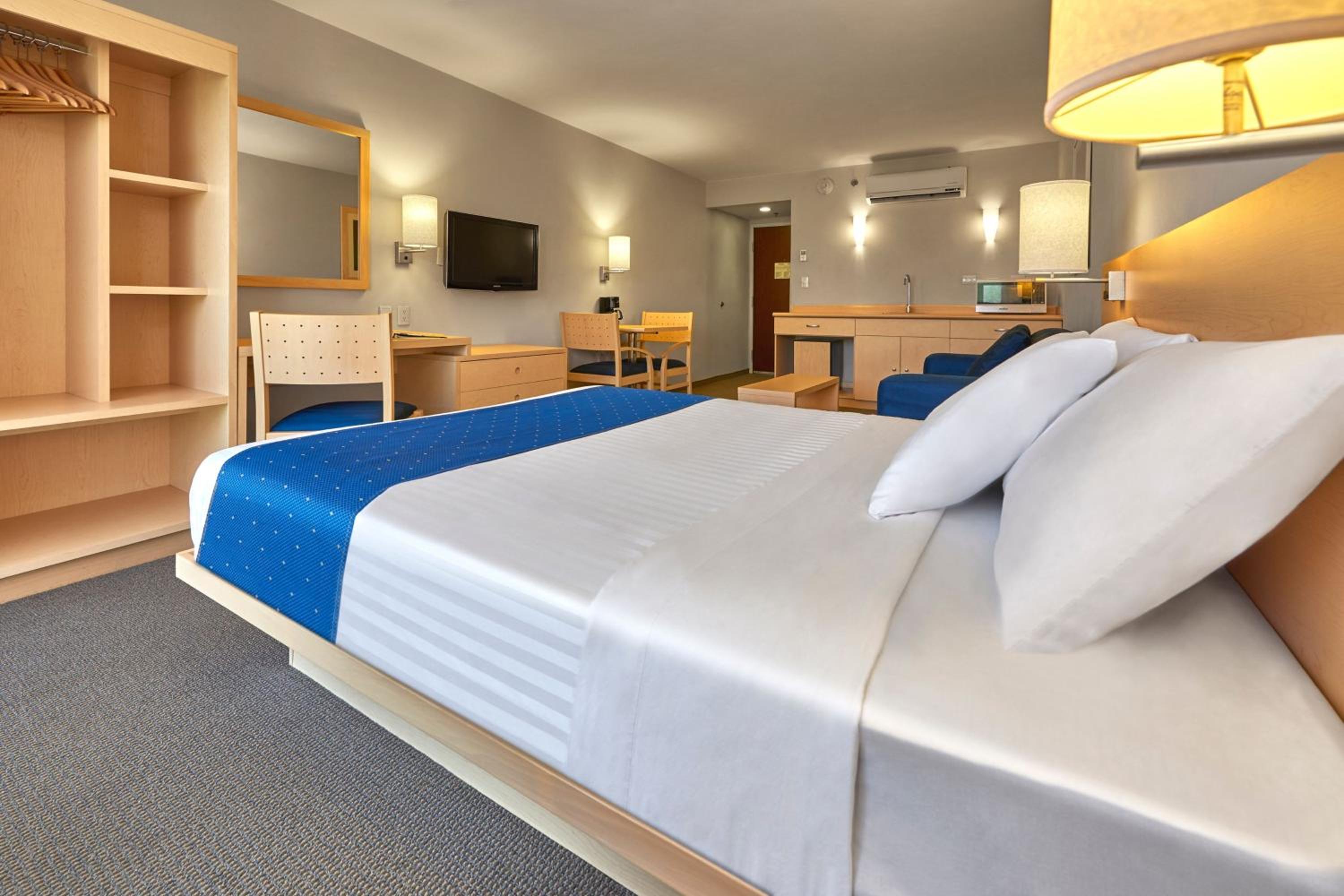 Queen Suite with Sofa Bed - Photo 5