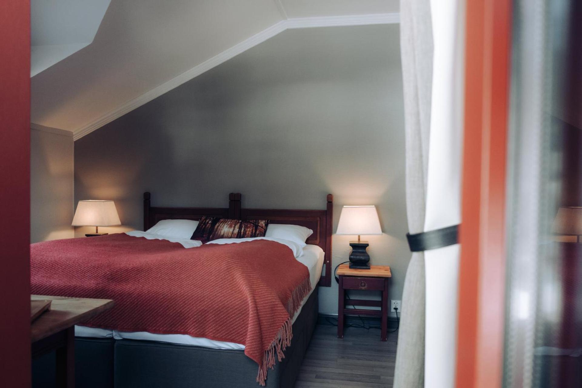 Standard Room with Balcony - Photo 5