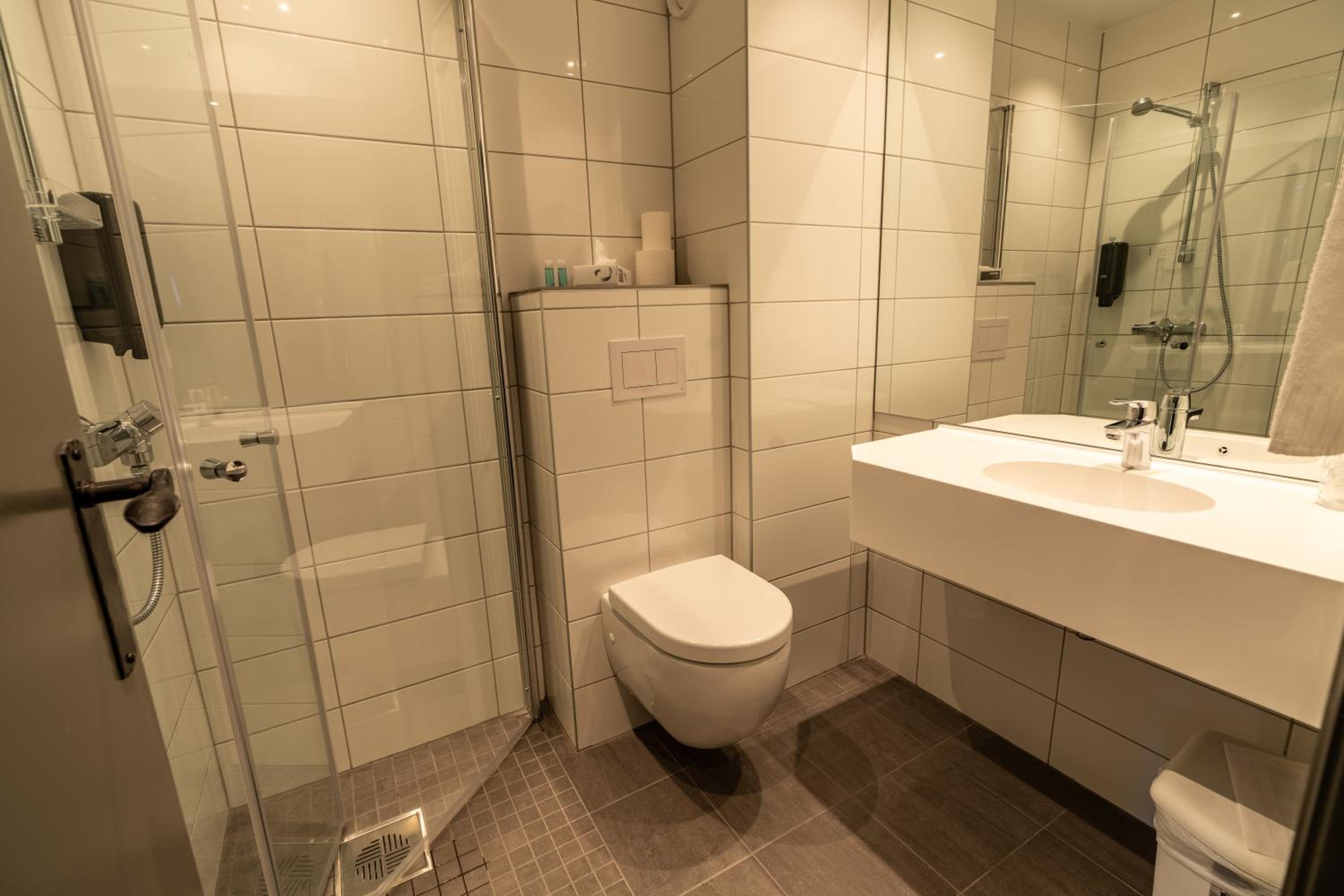 Standard Room with Balcony - Photo 4