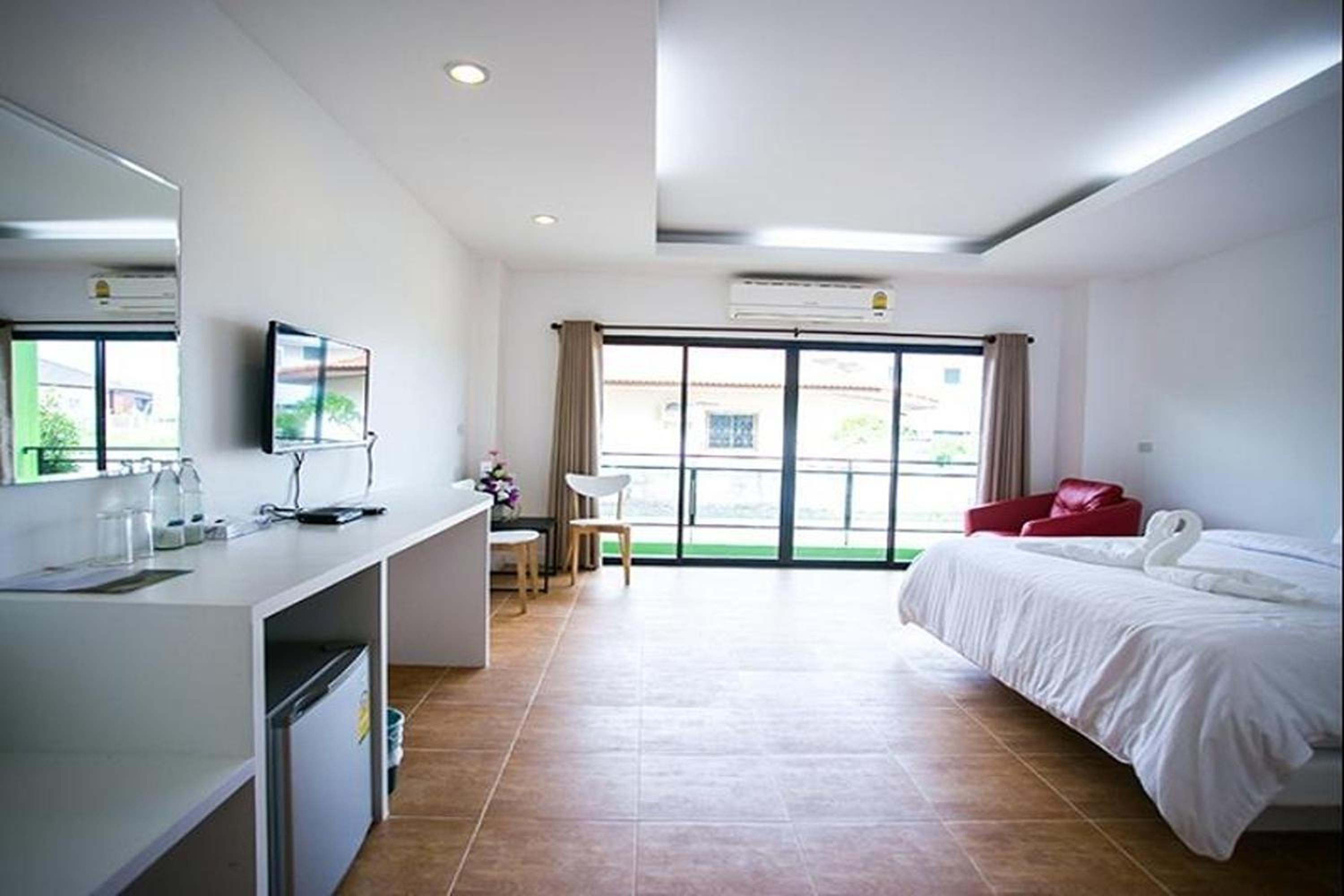 Deluxe Double Room - Photo 21