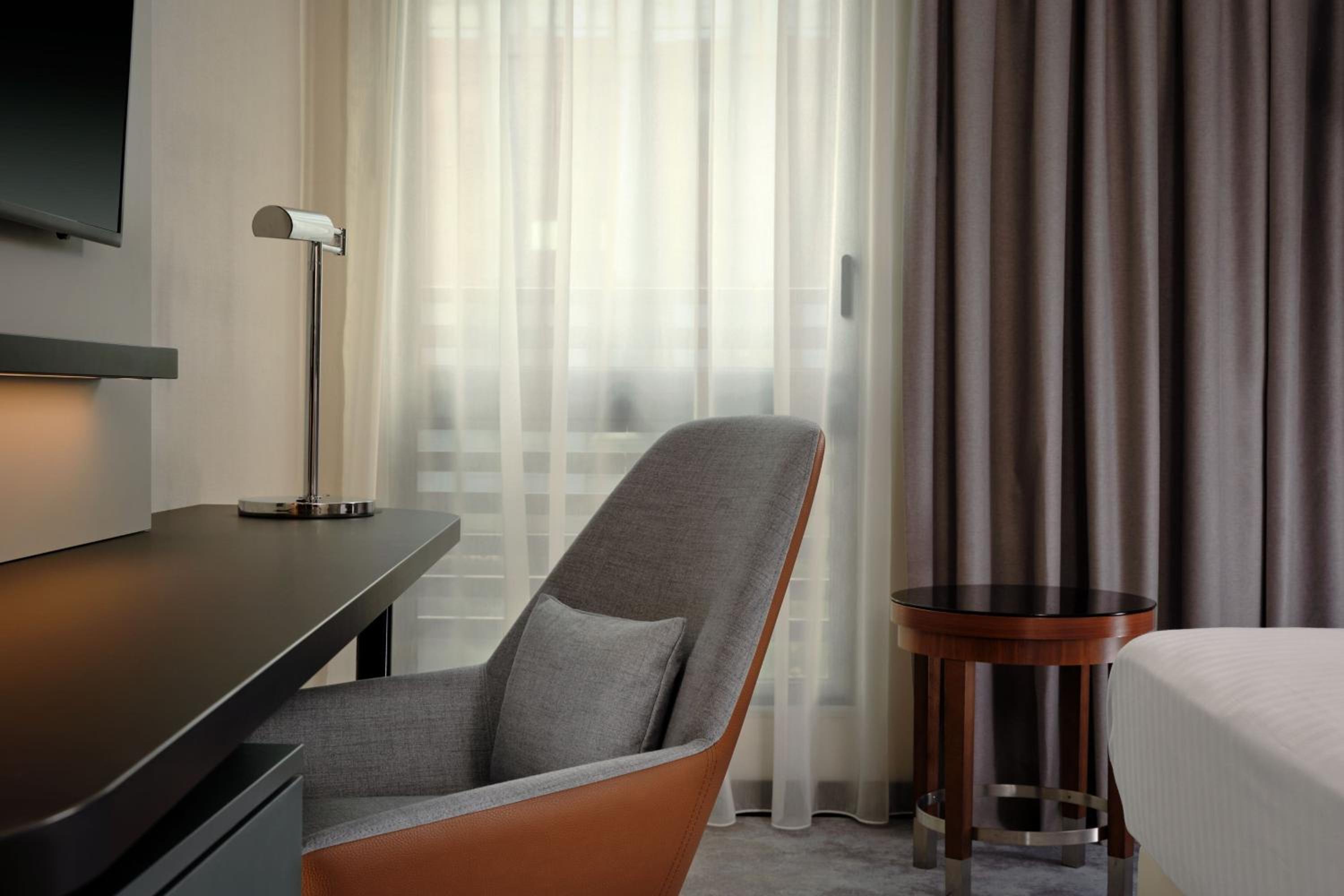 Deluxe King Room - Photo 4