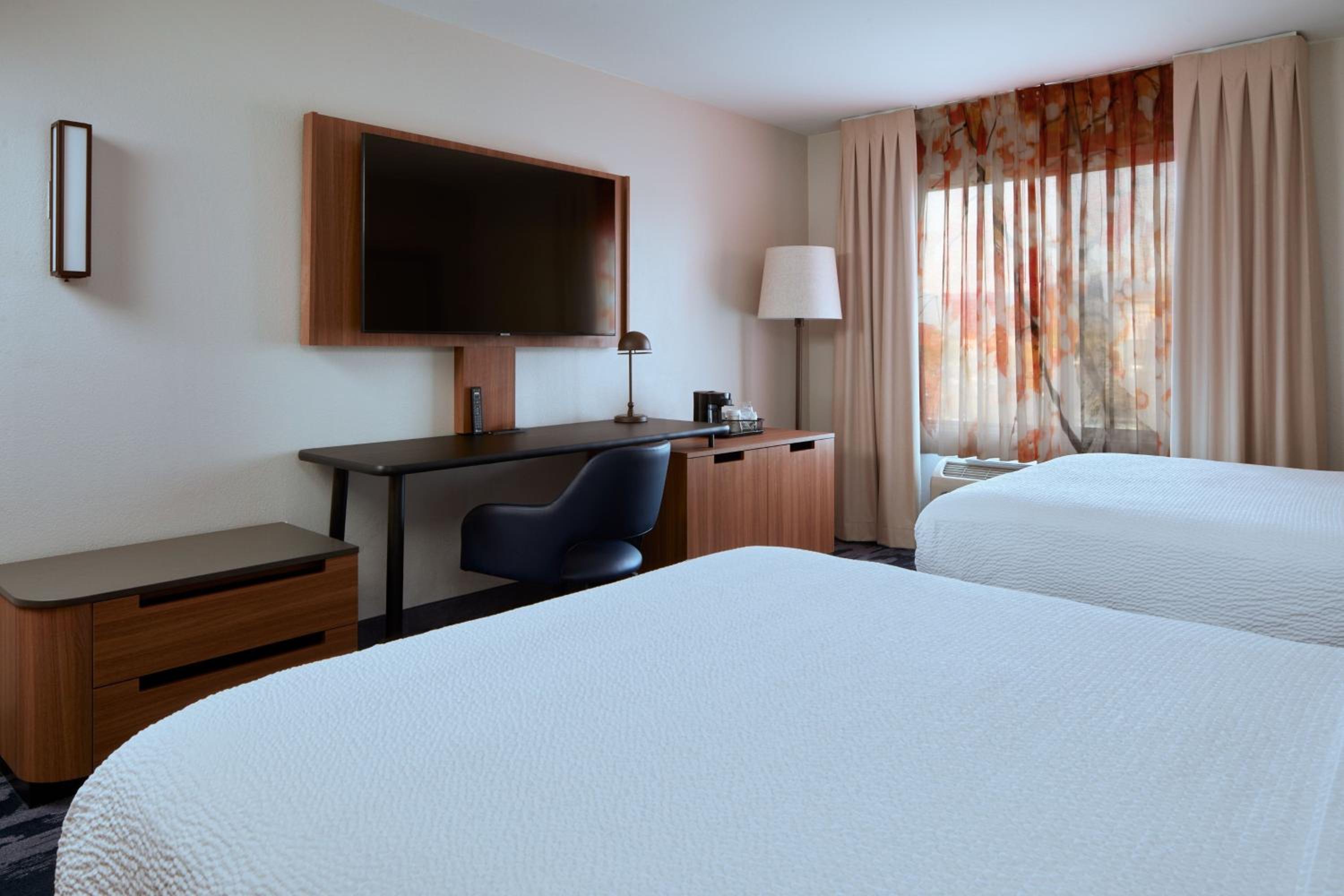 Queen Room with Two Queen Beds and Adapted Tub - Mobility and Hearing Accessible - Photo 2