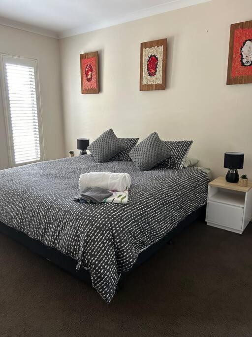 Five-Bedroom House photo 2