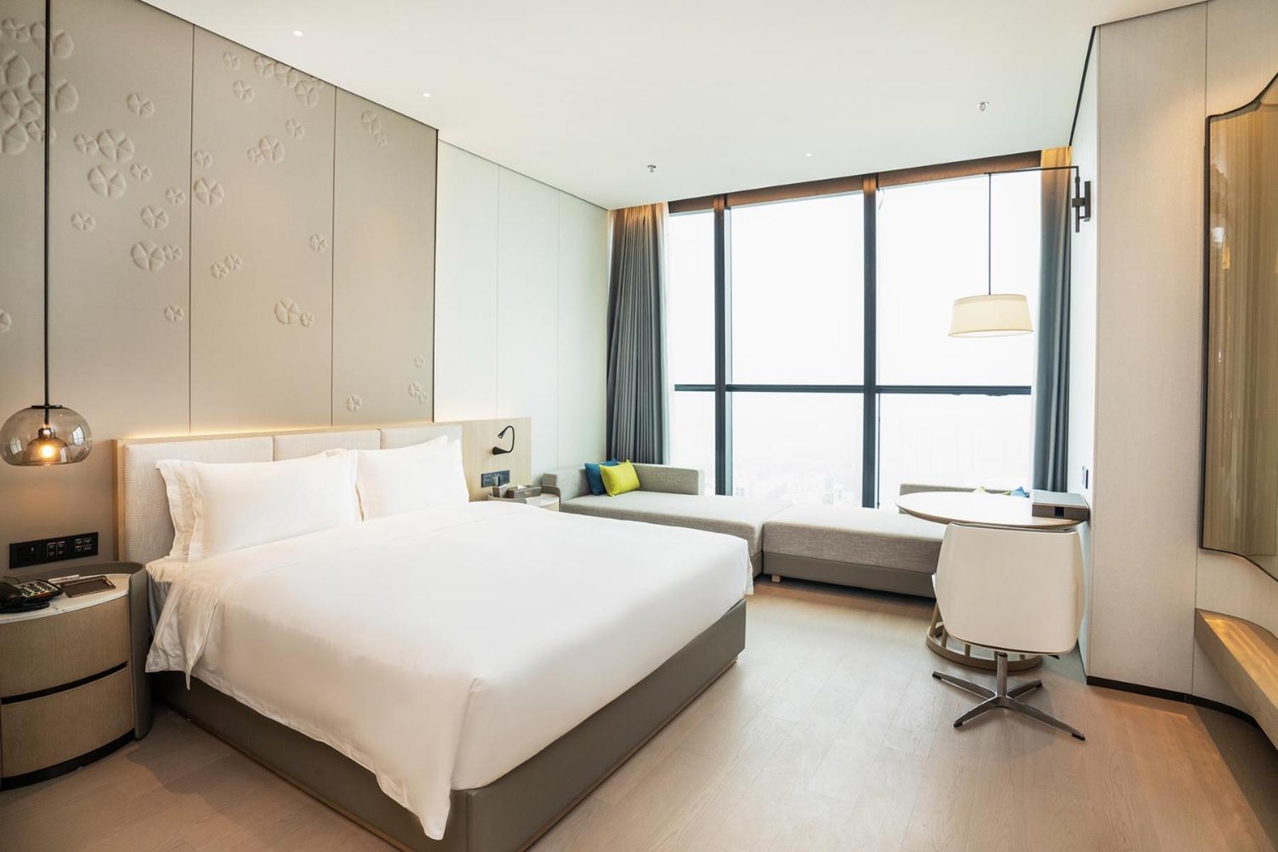 Deluxe King Room with Lake View - Non-Smoking