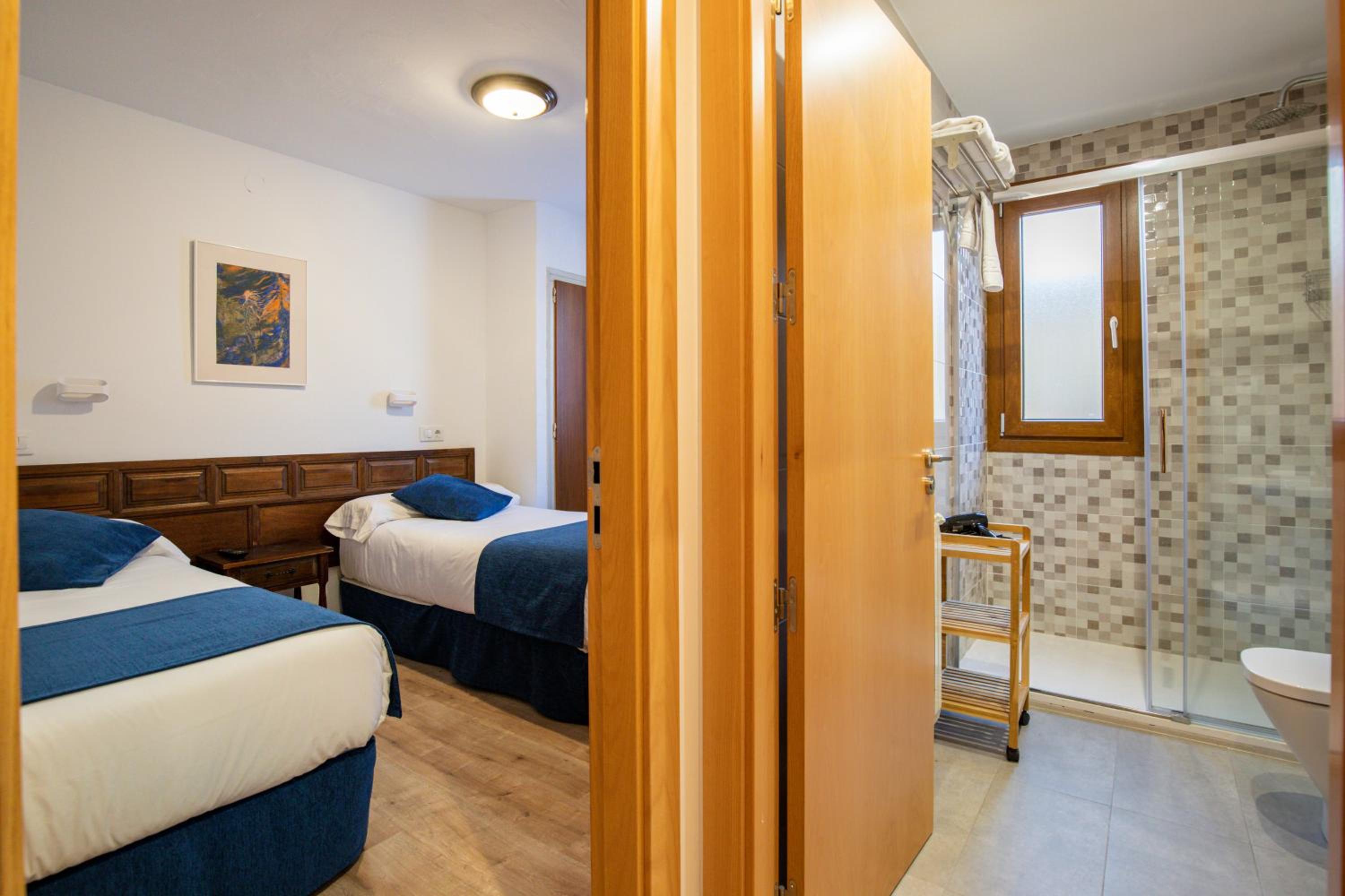 Quadruple Room - Photo 7