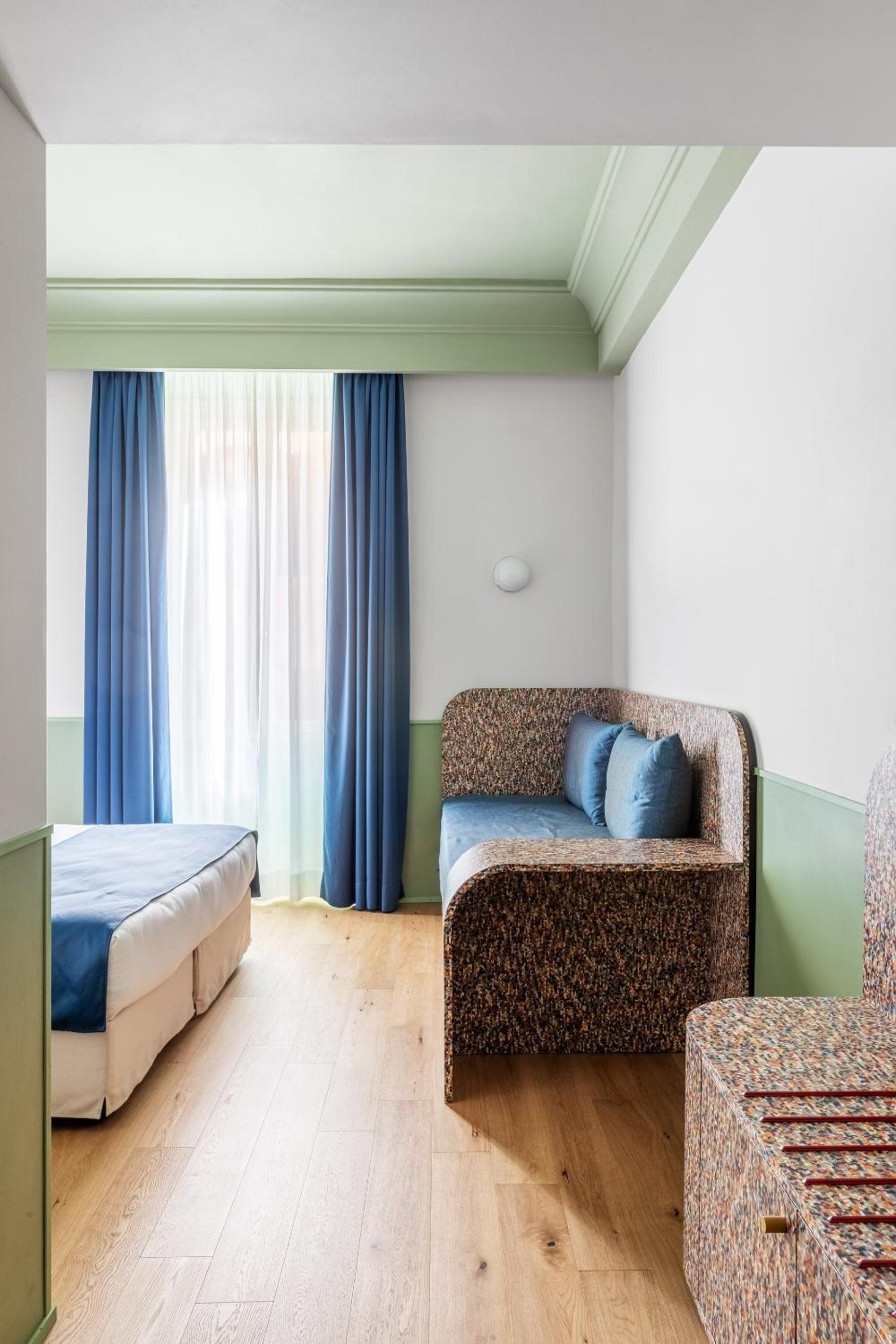 Superior Triple Room thumbnail 6