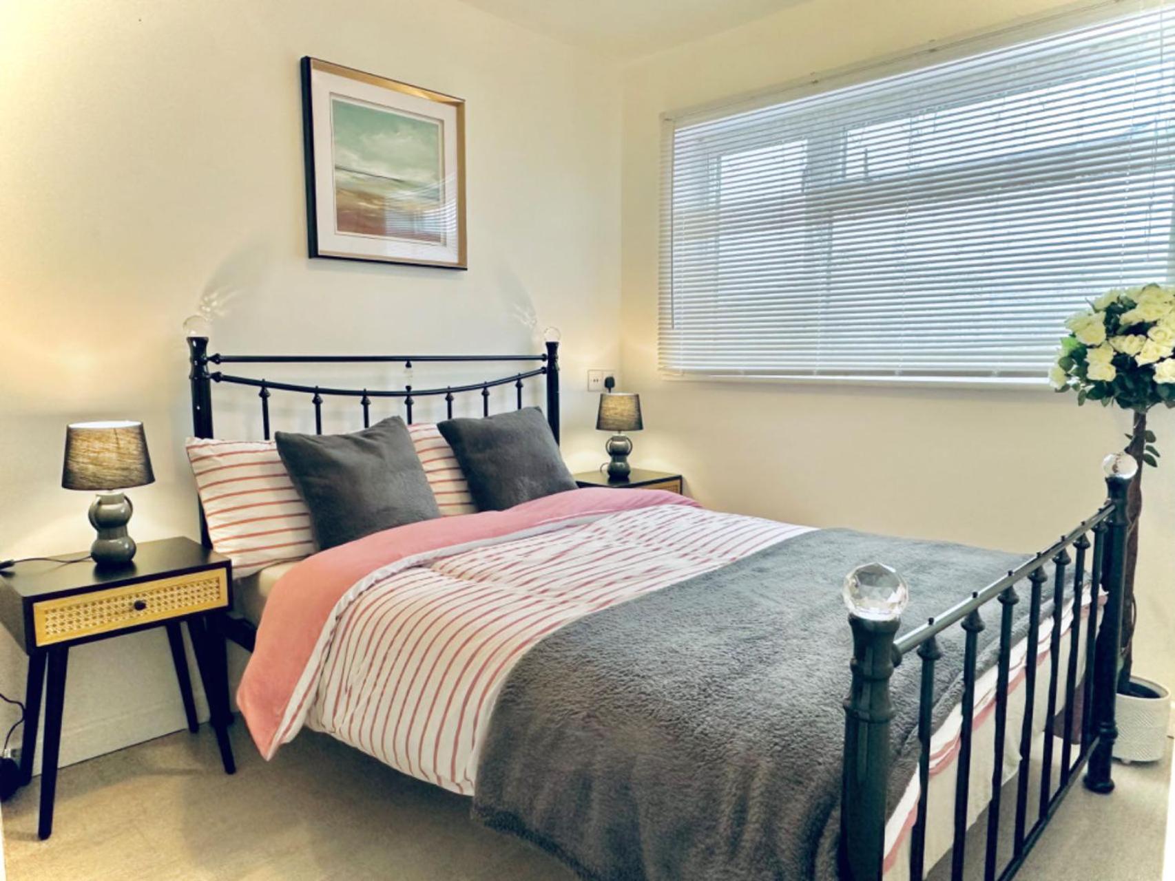 Five-Bedroom House photo 1