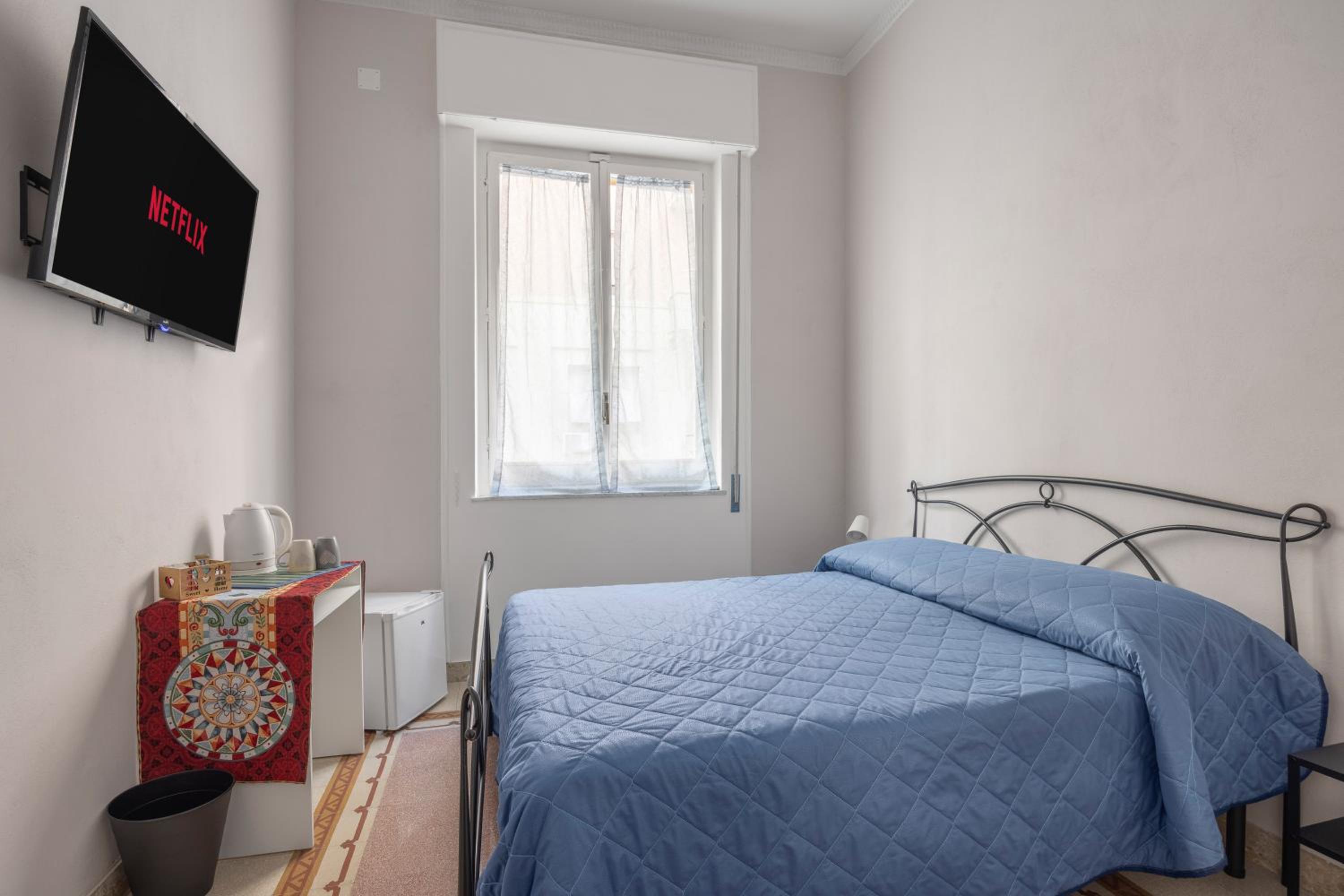 Double Room with Private Bathroom - Photo 6