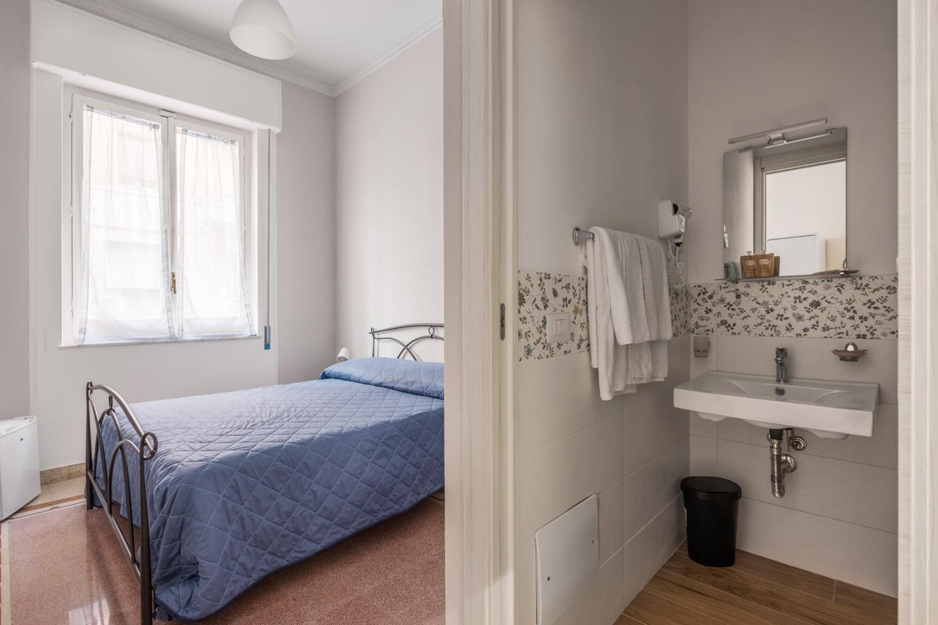 Double Room with Private Bathroom - Photo 2