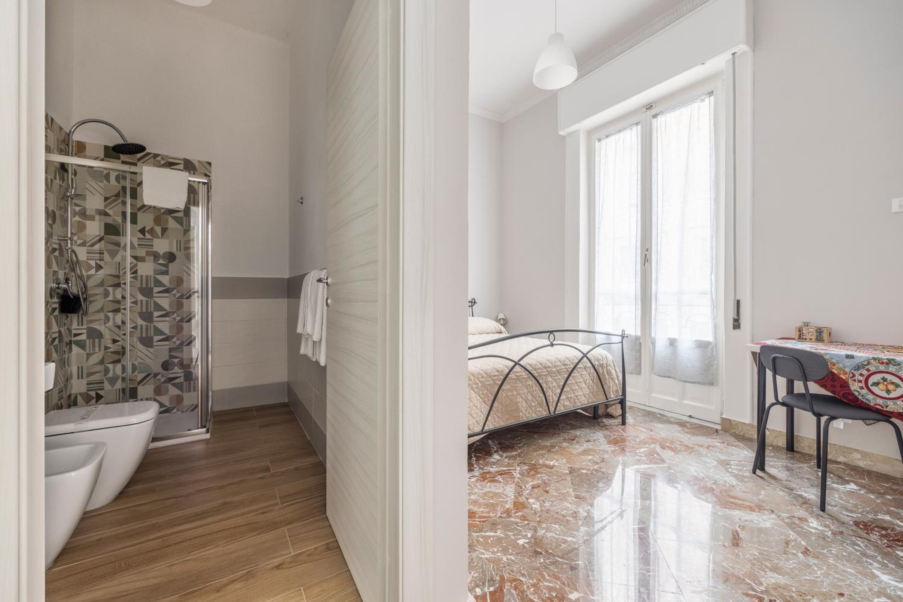 King Room with Balcony - Photo 9