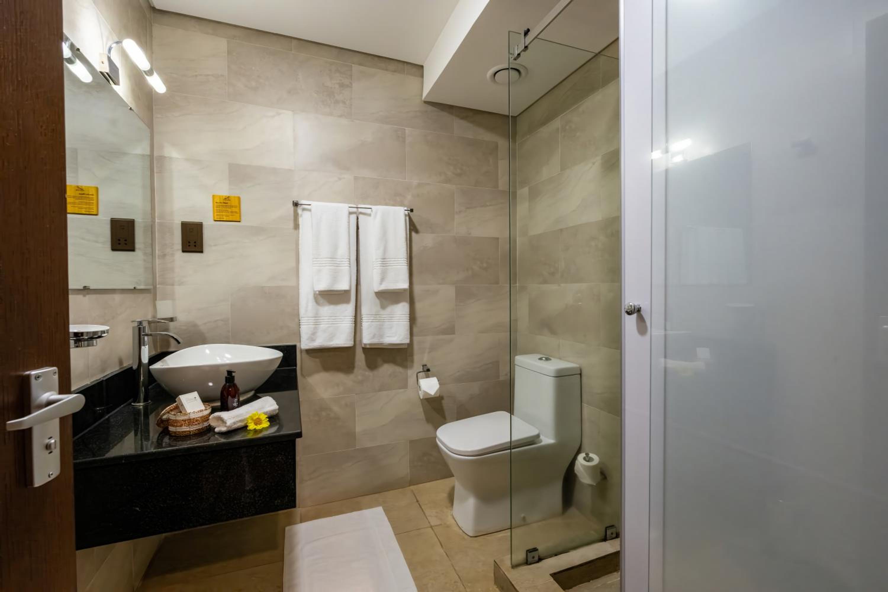 Standard Room with Lake View - Photo 8