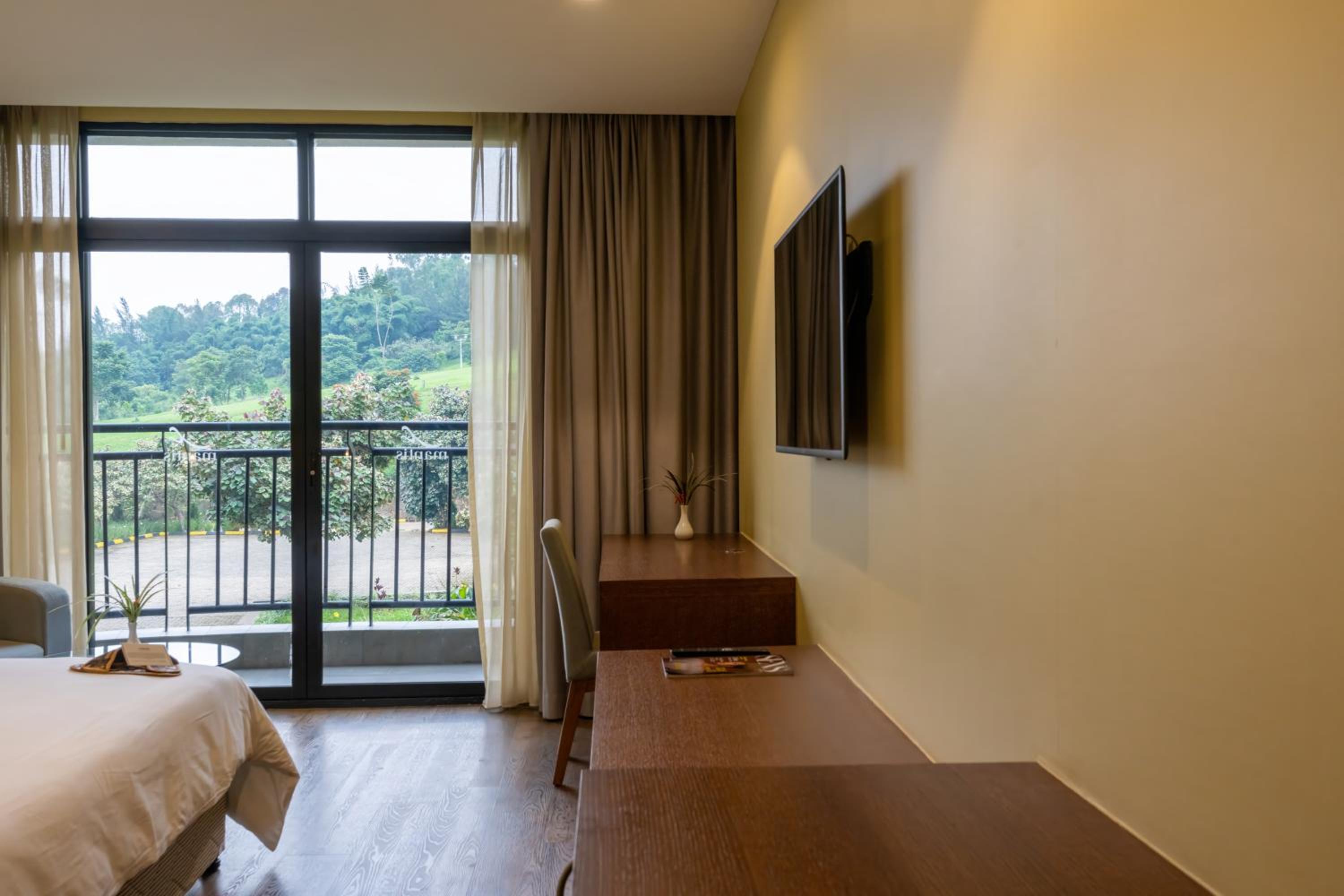 Standard Room with Mountain View - Photo 10