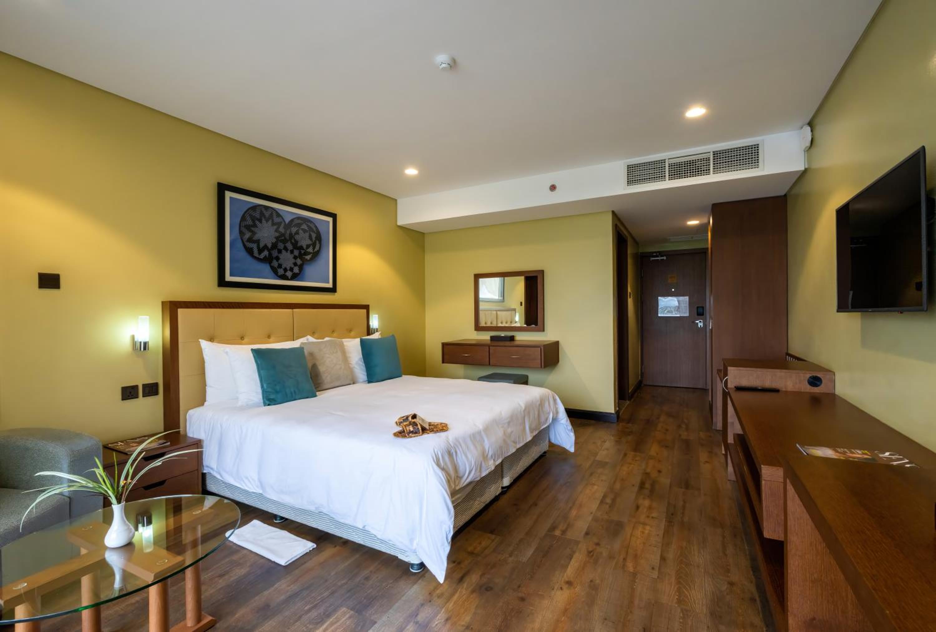 Standard Room with Lake View - Photo 7