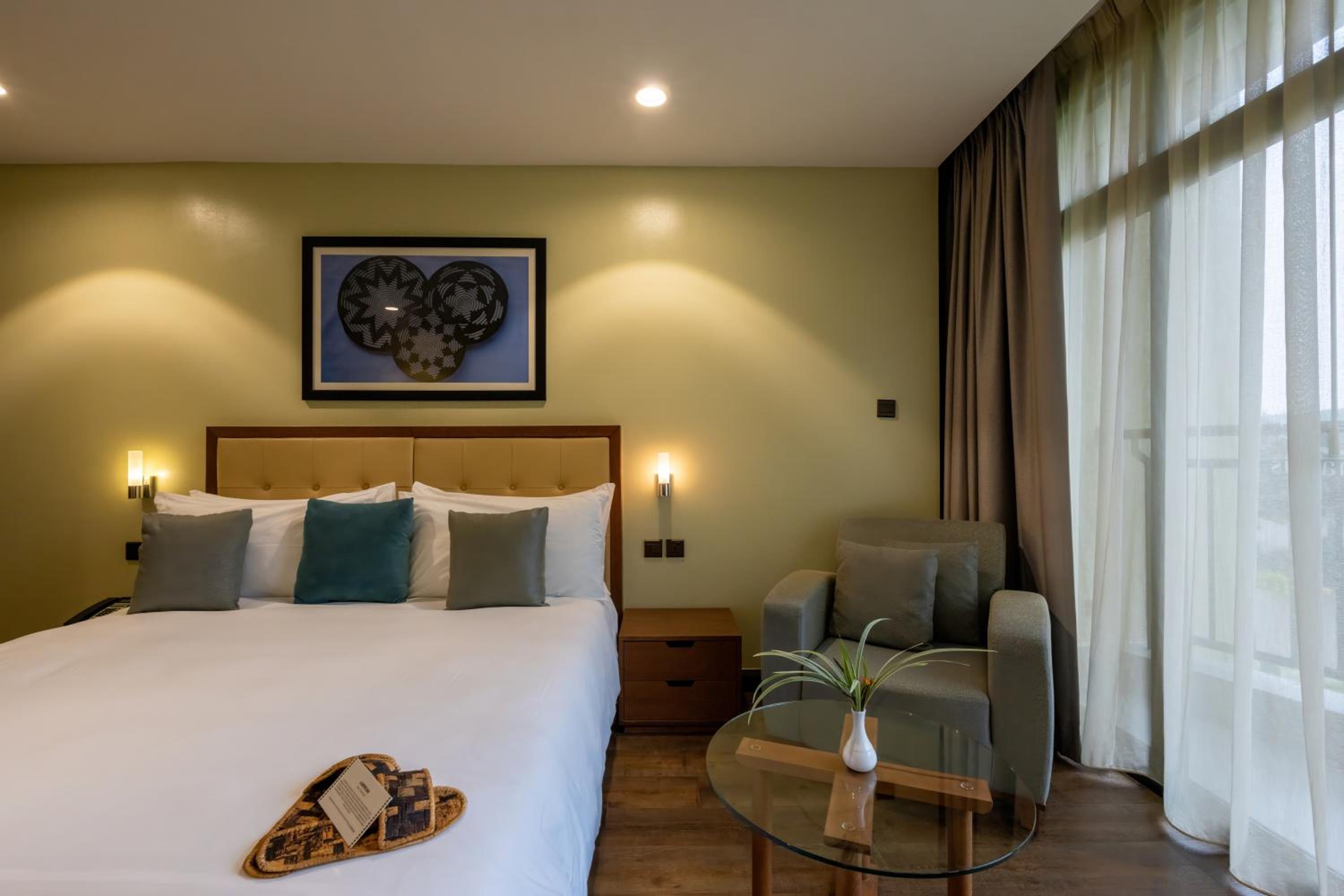 Standard Room with Lake View - Photo 6