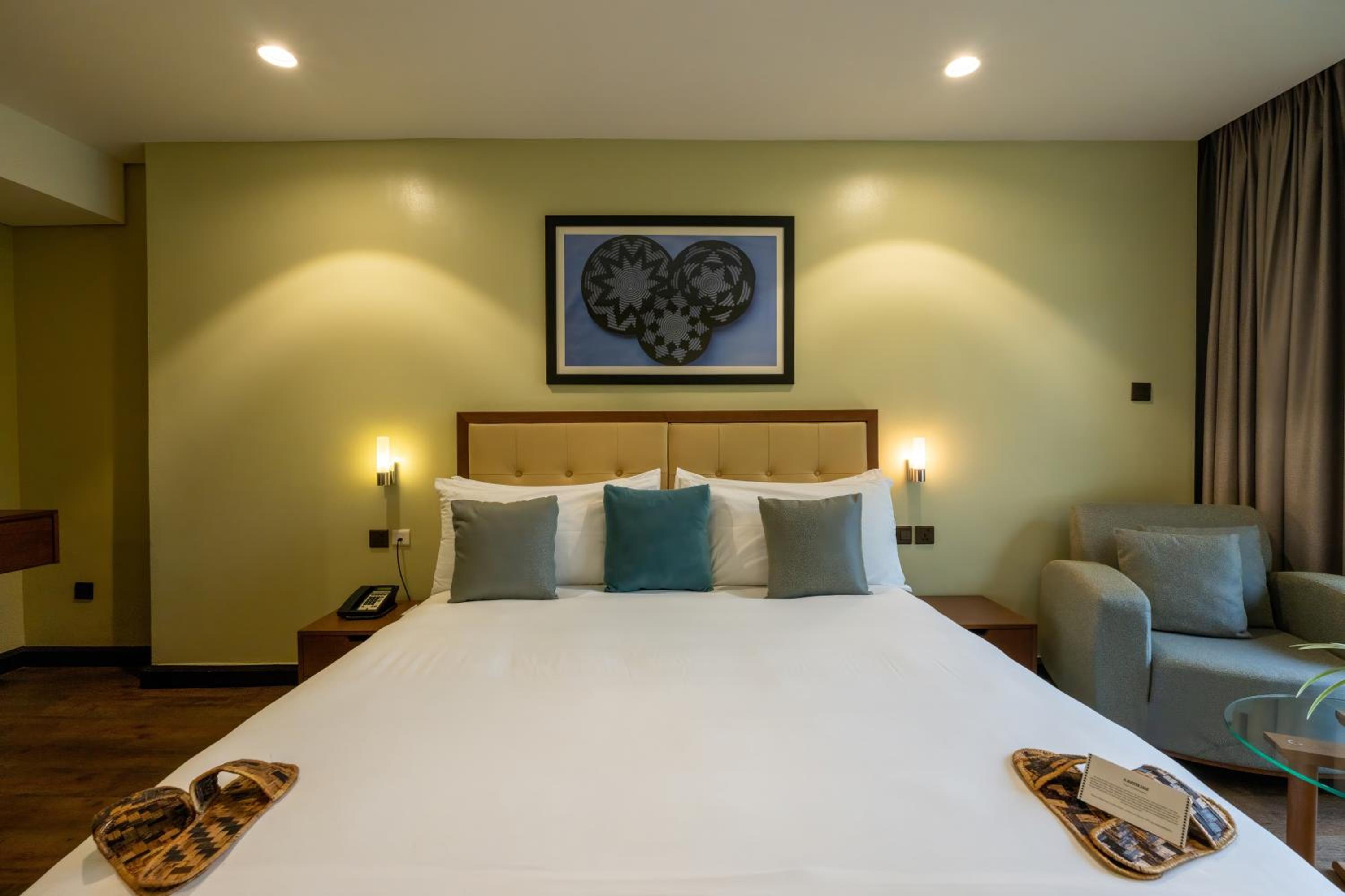 Standard Room with Lake View - Photo 3