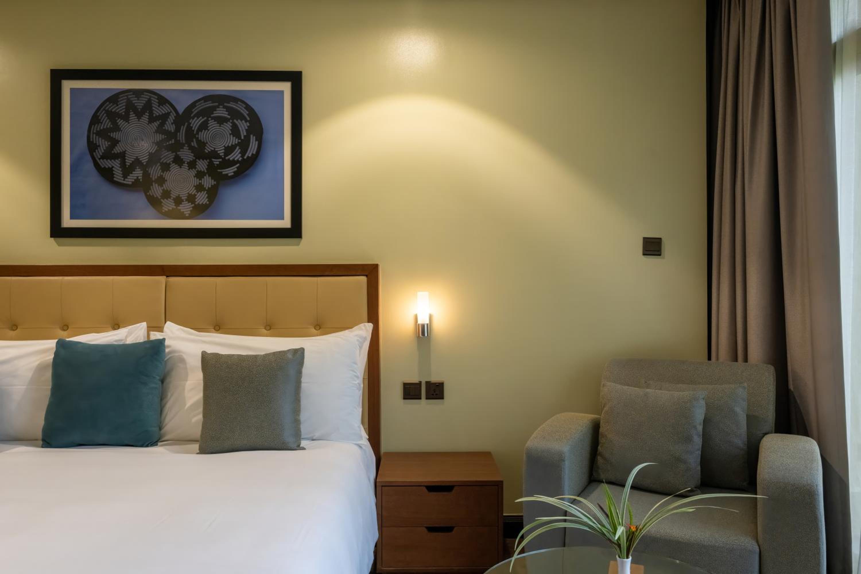 Standard Room with Lake View - Photo 2